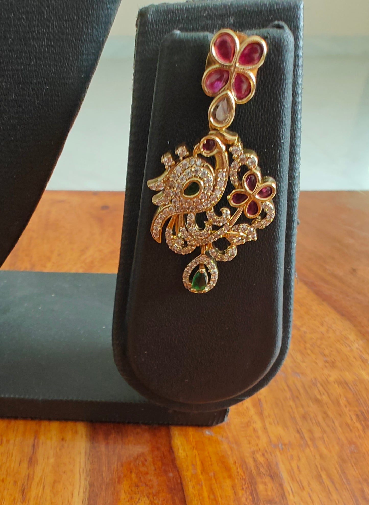 Kishori set with thin gold hasli