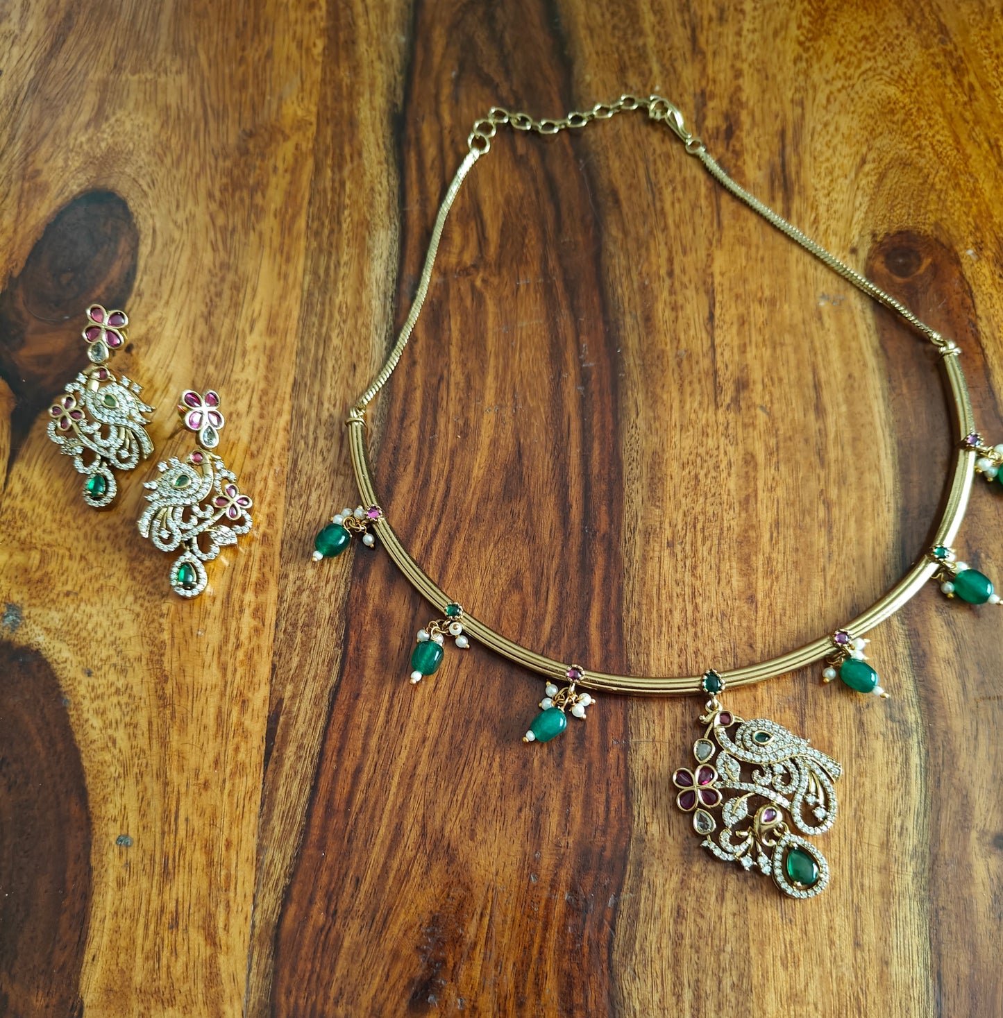 Kishori set with thin gold hasli