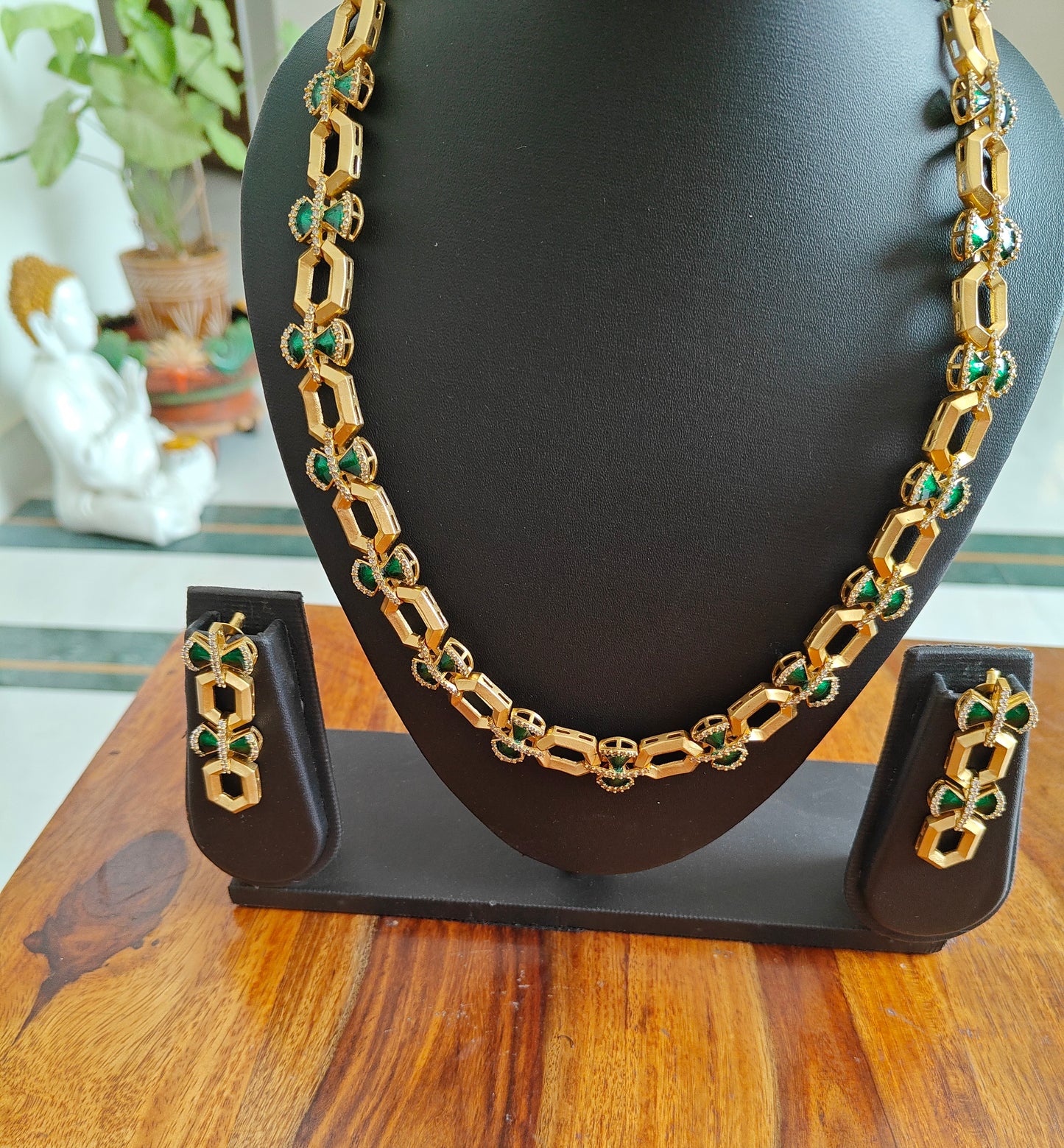 Latika set with gold links