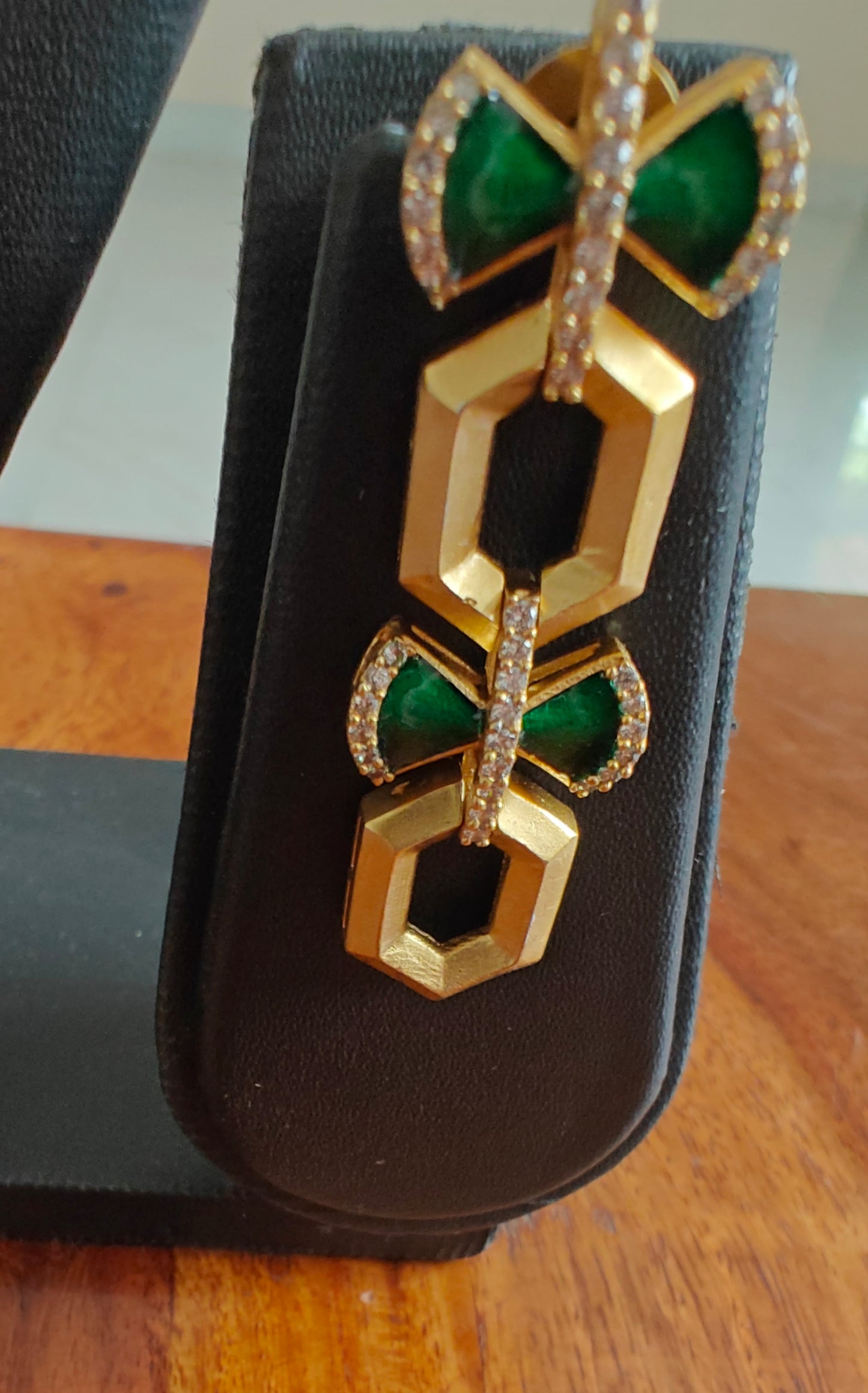 Latika set with gold links