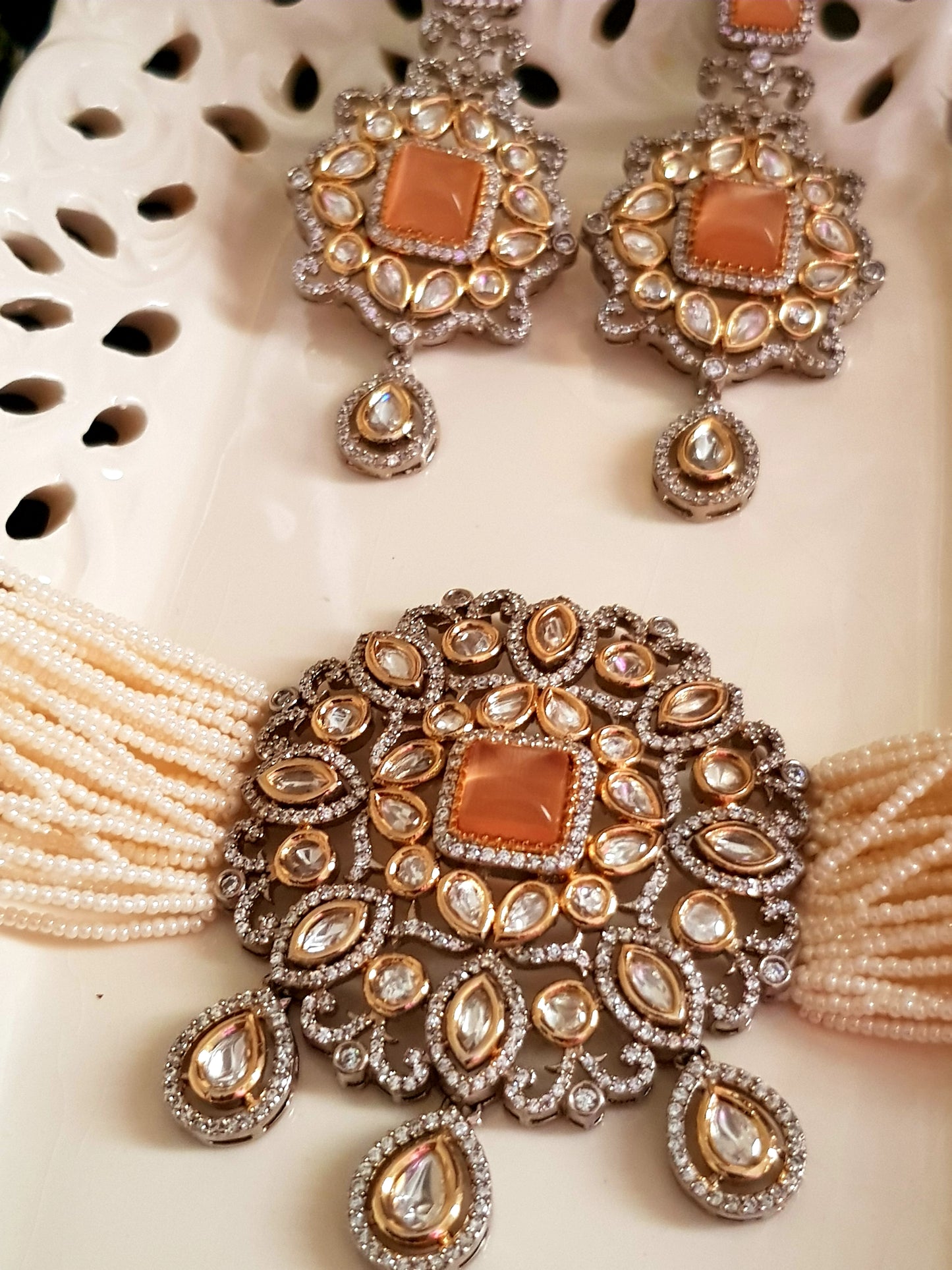 Kundan choker set with matching maangtika and earrings