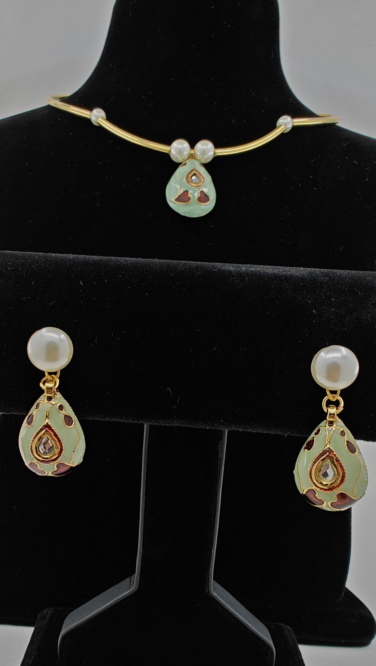 Golden pipe hasli reversible set with meenakari work with kundan on one side and pearls and stone on the other