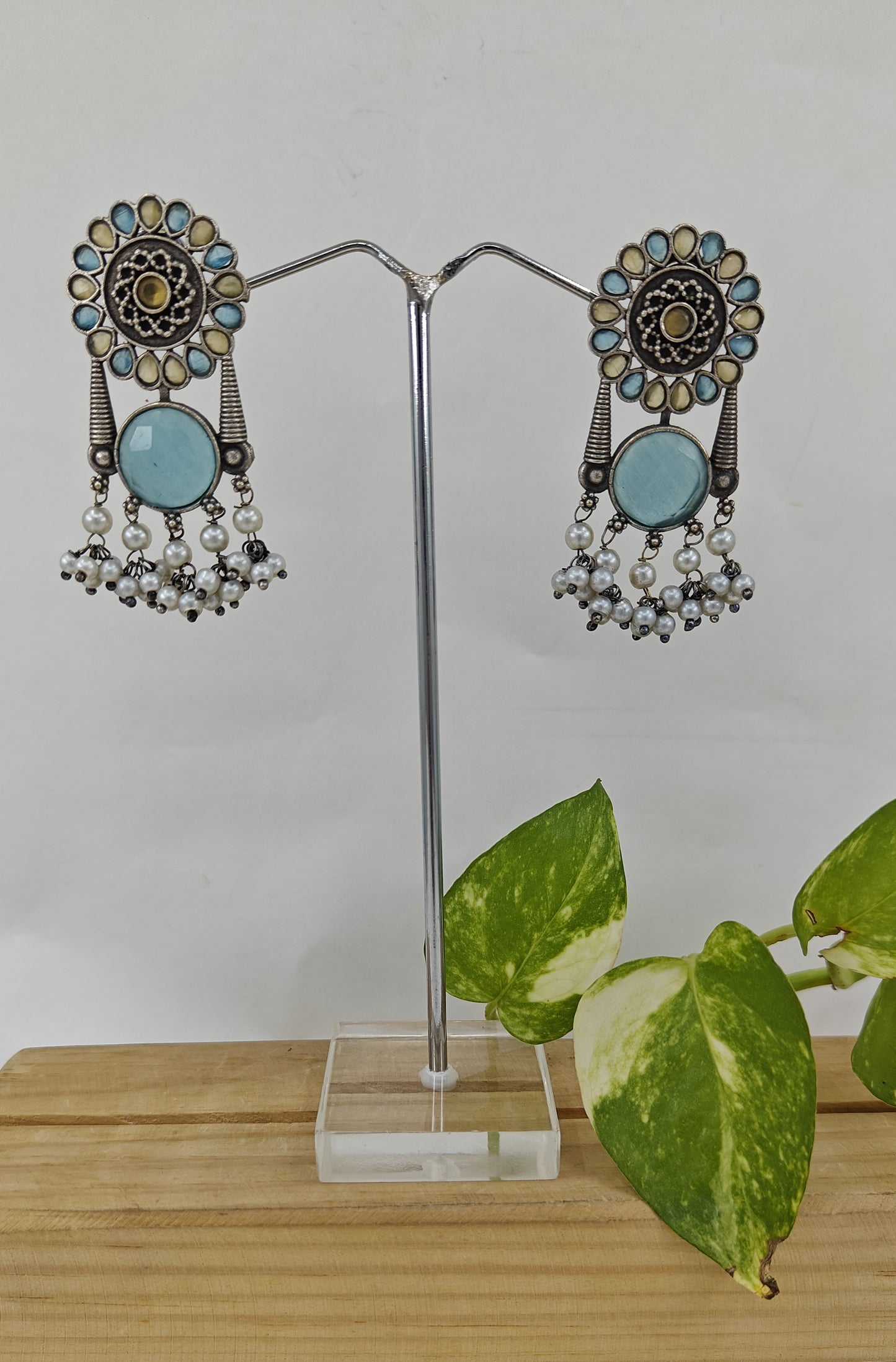 Earrings with stones and pearls hangings