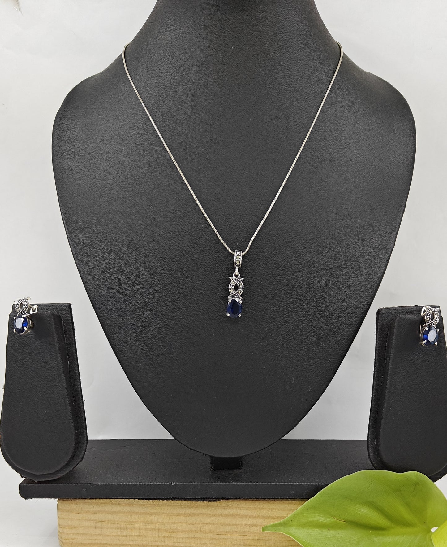 Faheem silver pendant and earrings set