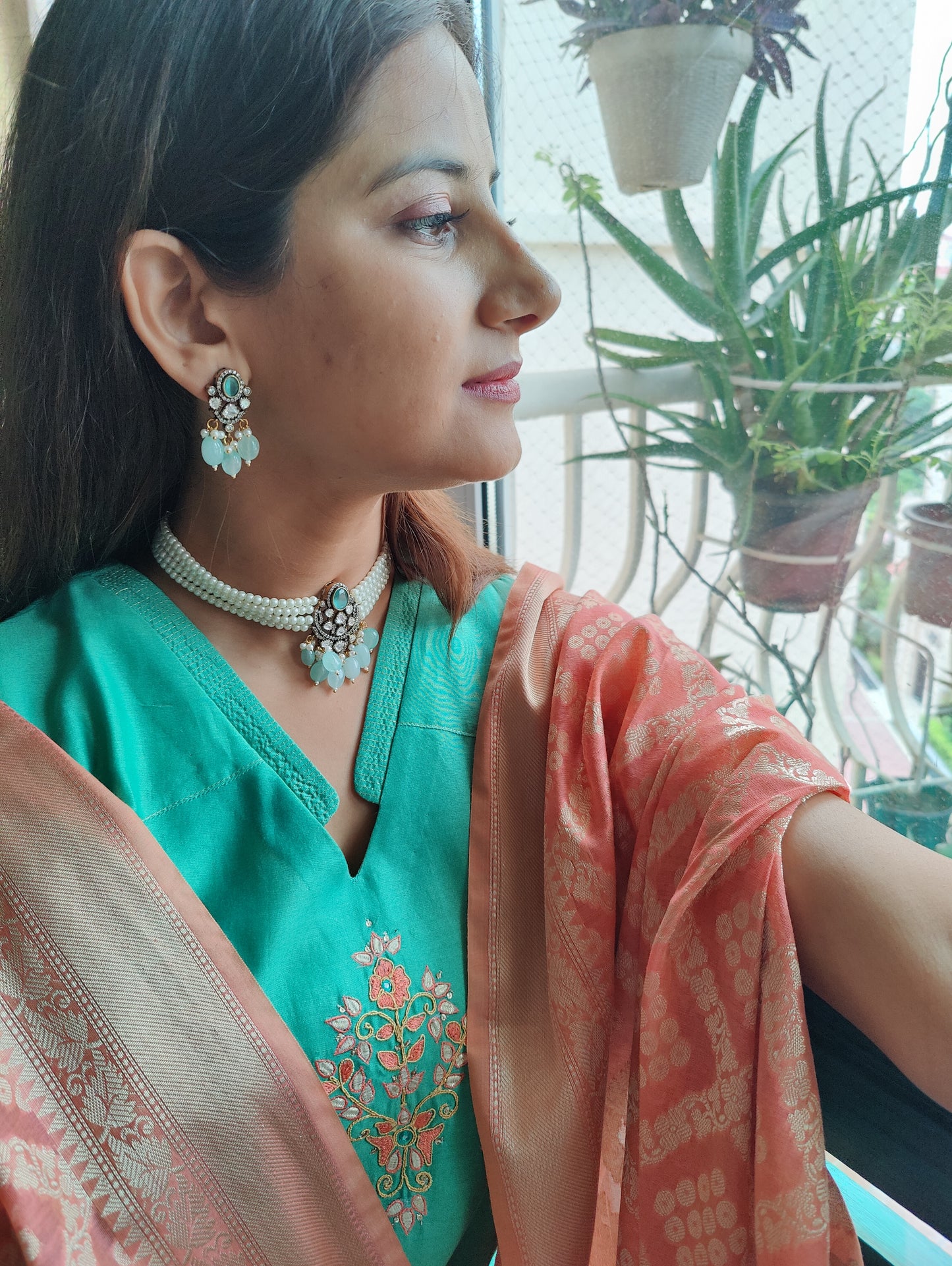 Hiral choker set on pearl strands