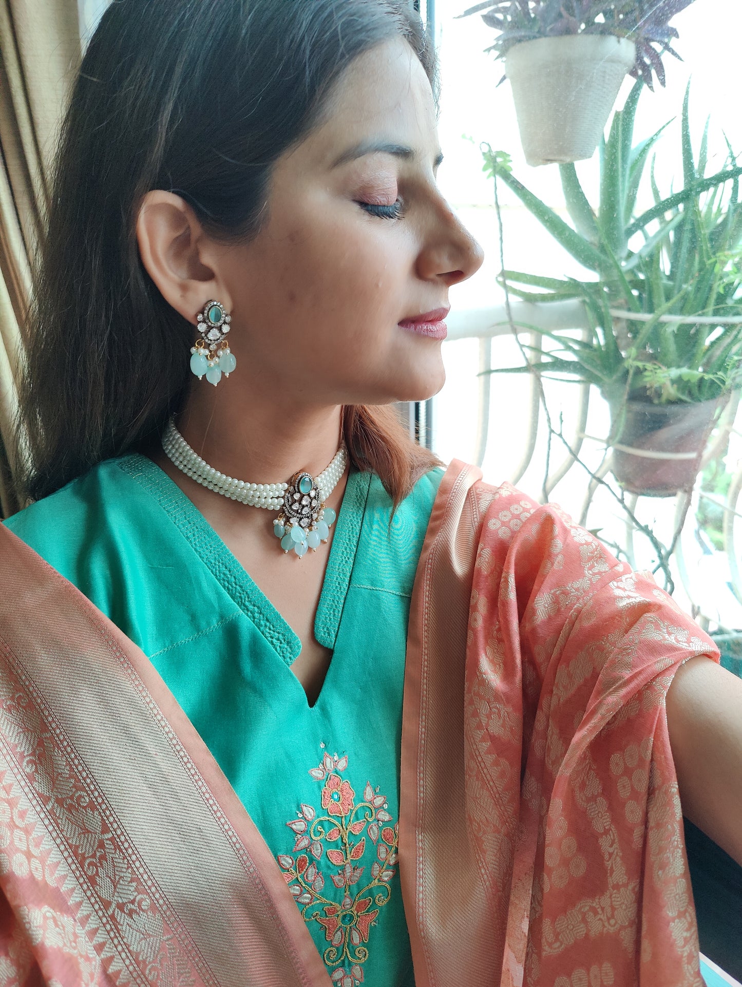 Hiral choker set on pearl strands
