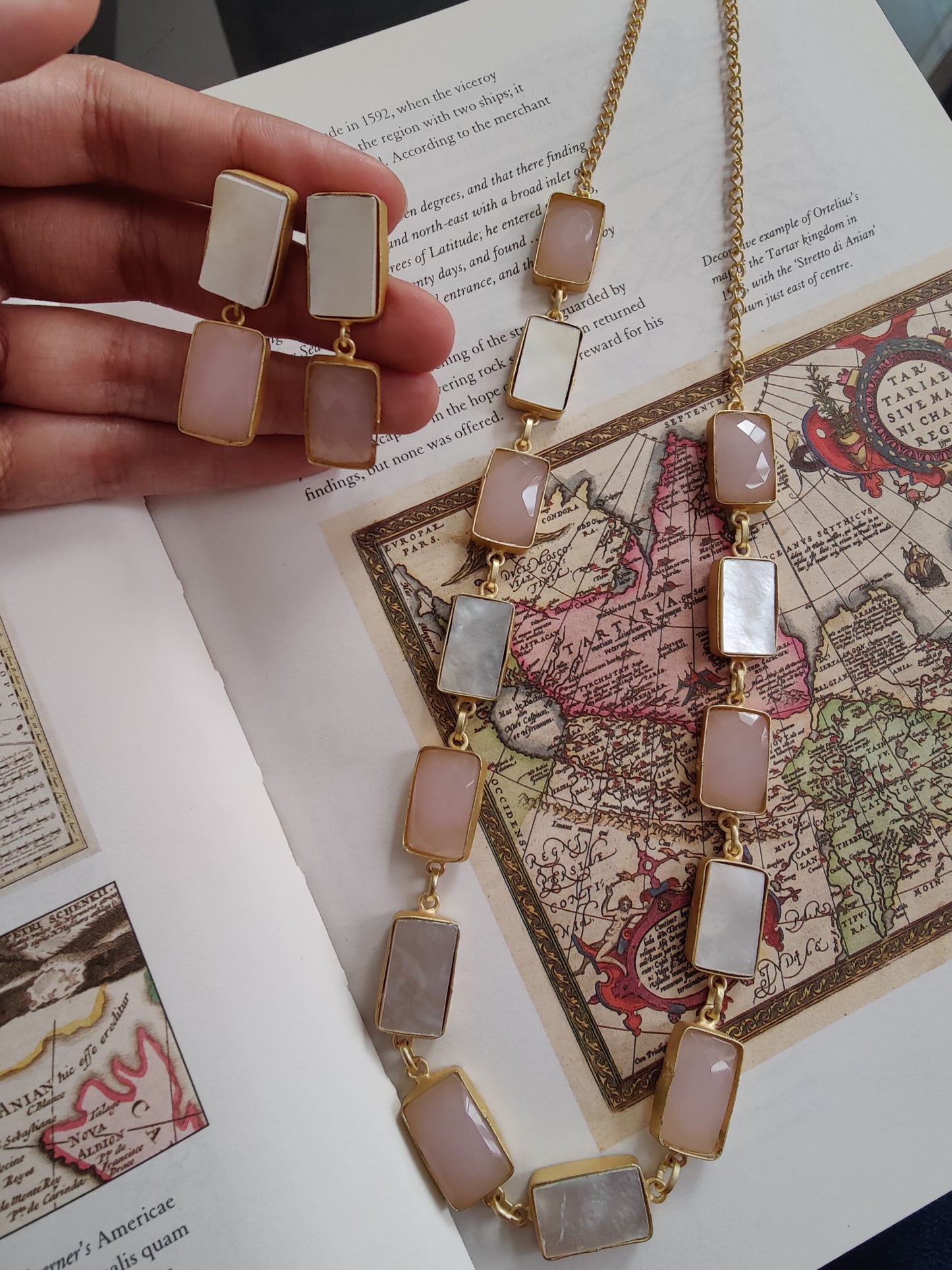 Set with mother of pearl and pink stone pieces