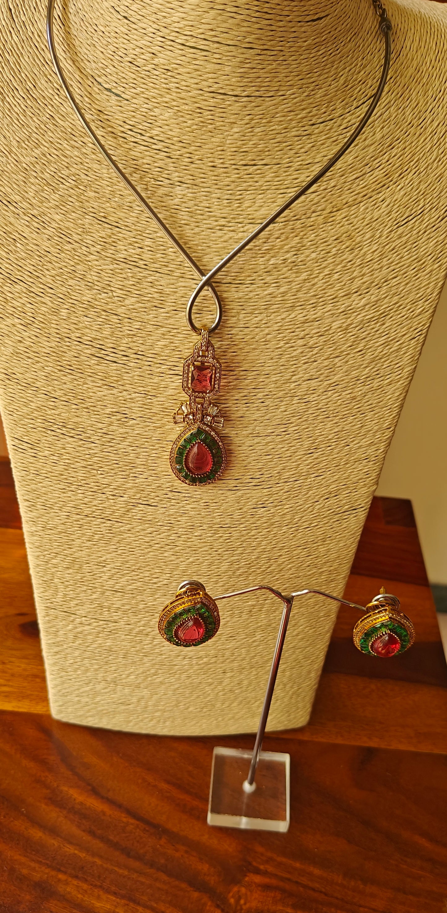 Chellam set with twisted hastli and stone pendent below