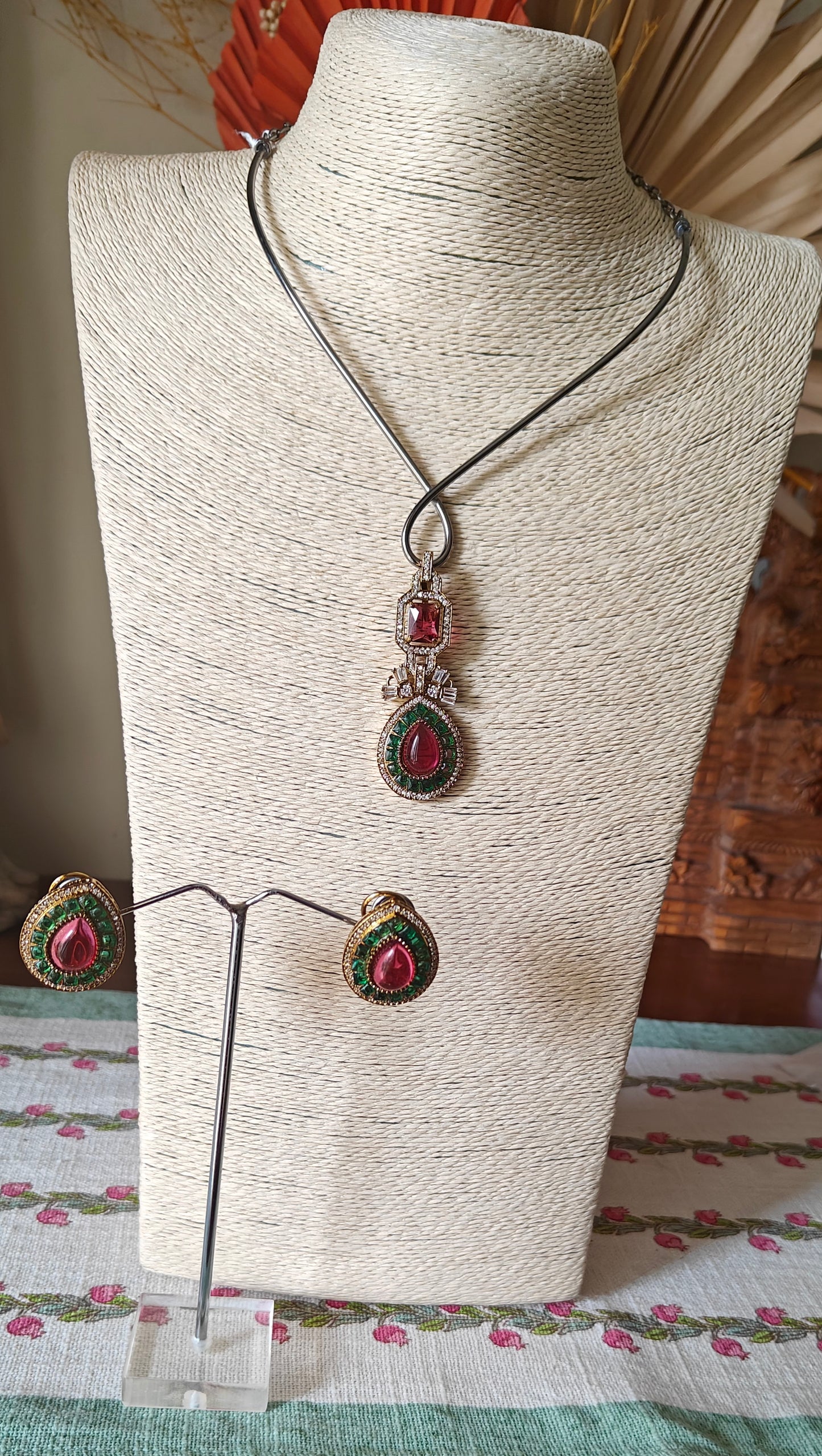 Chellam set with twisted hastli and stone pendent below