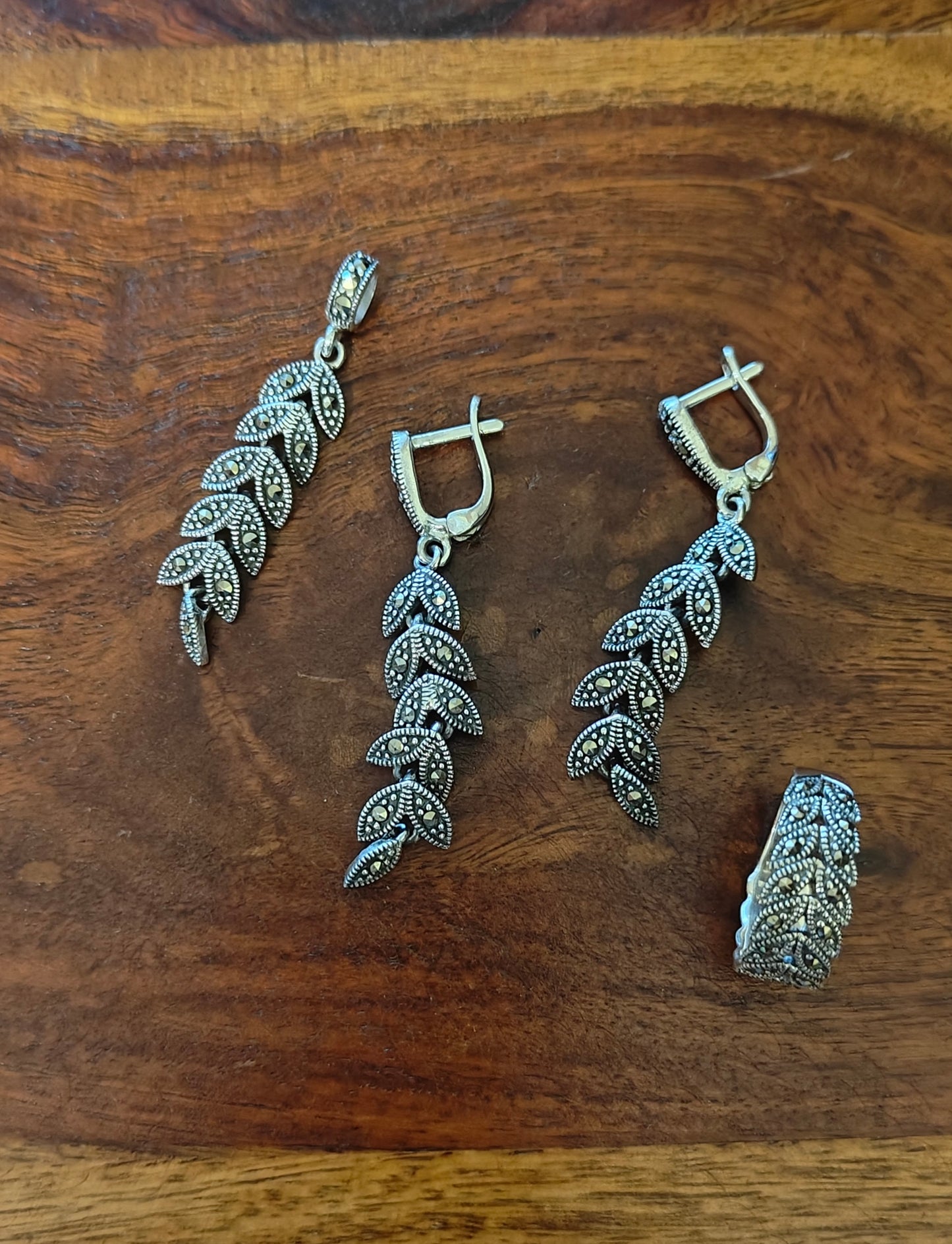 Autum leaves silver marcasite pendant set with ring