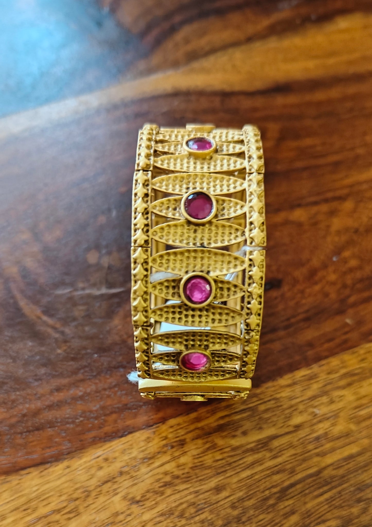 Golden kara in snap shut design(1 pc)