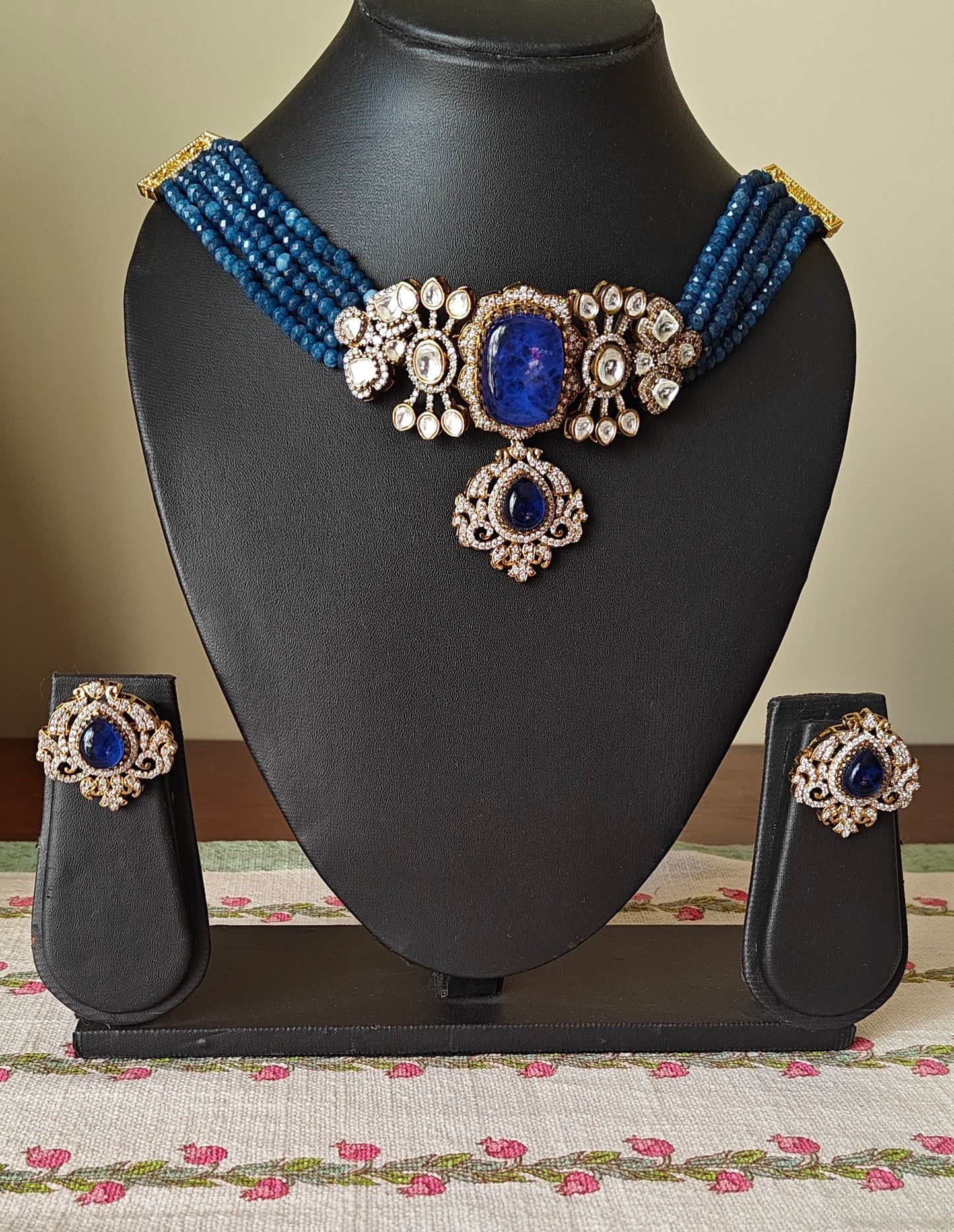 Lochan chocker with blue stones and moissanite