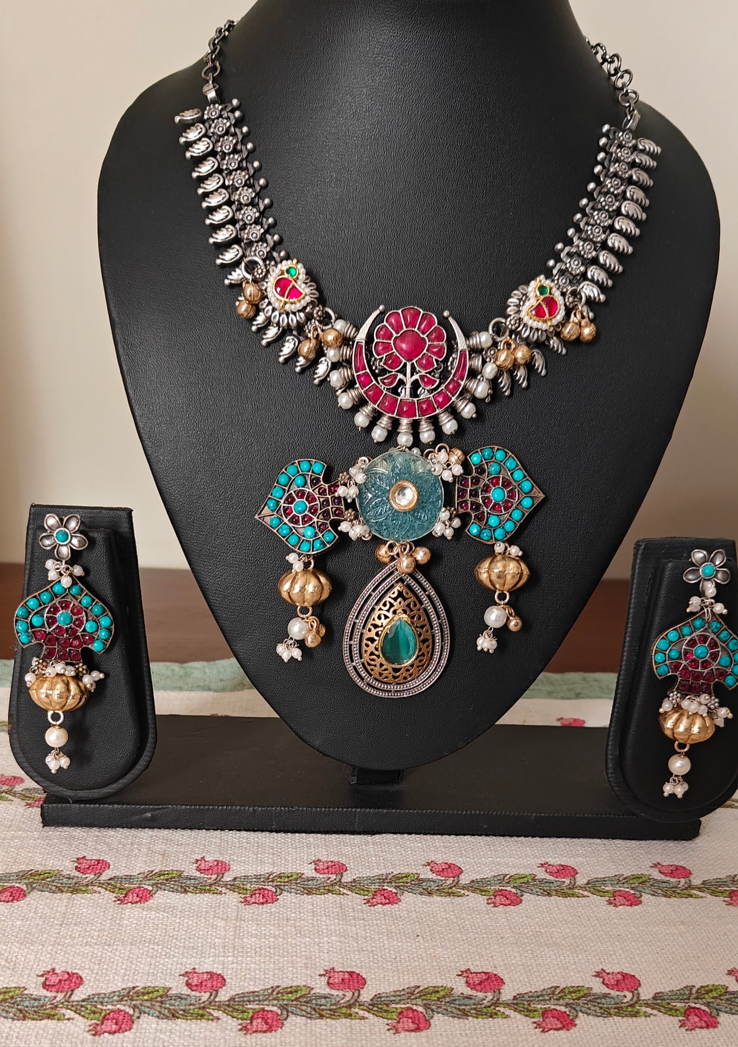 Chitrali elaborate necklace with kemp stones