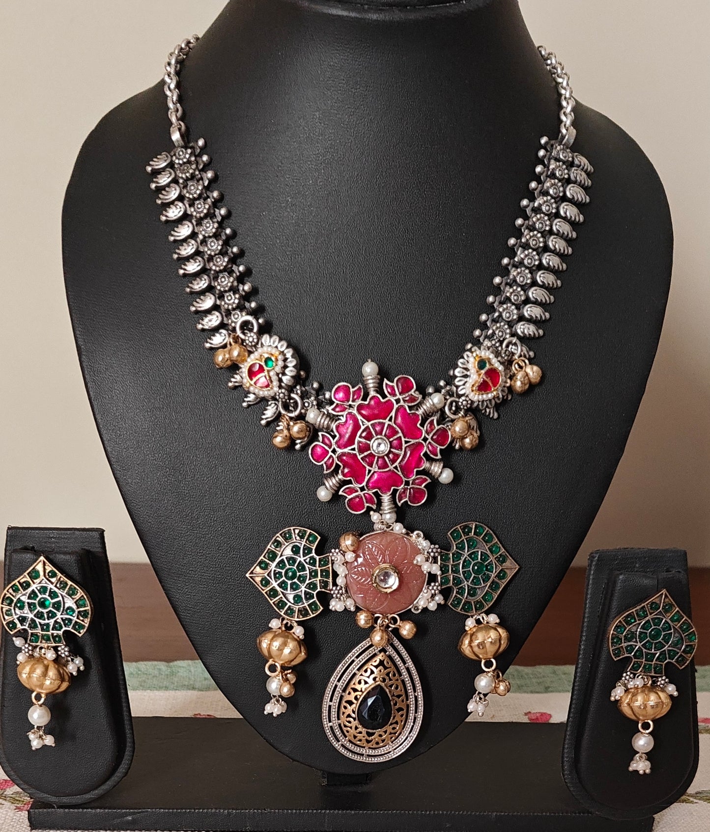 Chitrali elaborate necklace with kemp stones