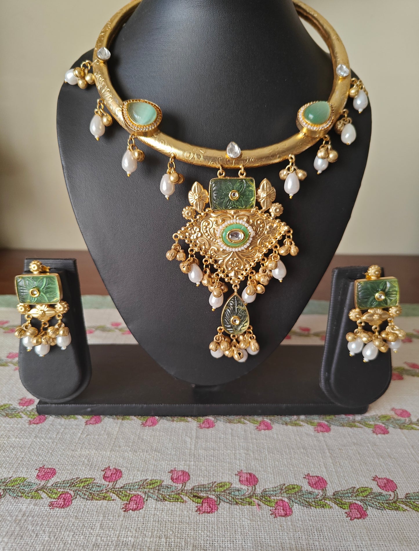 Bhavya hasli with stones and kundan