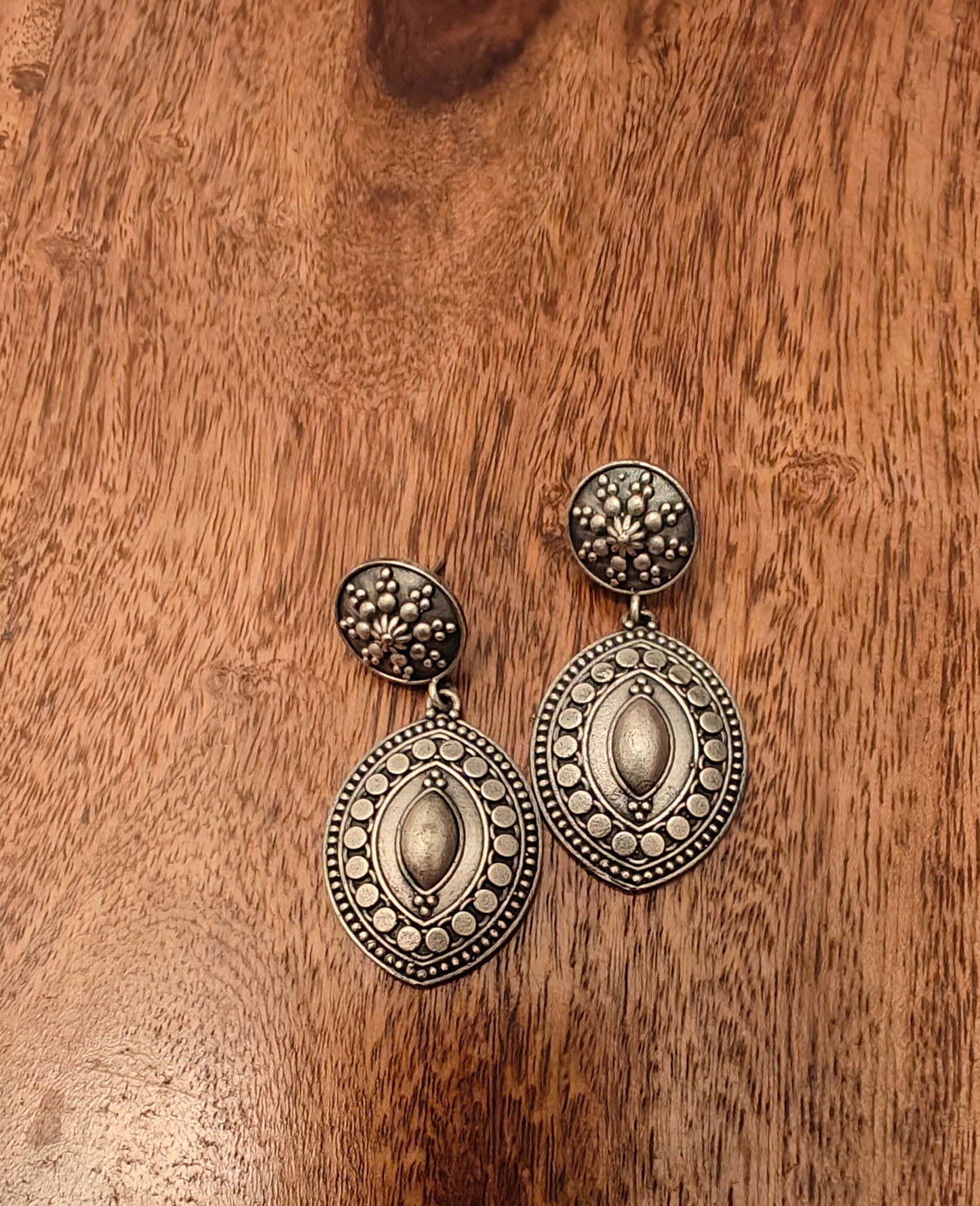 Hanging teardrop earrings on round stud