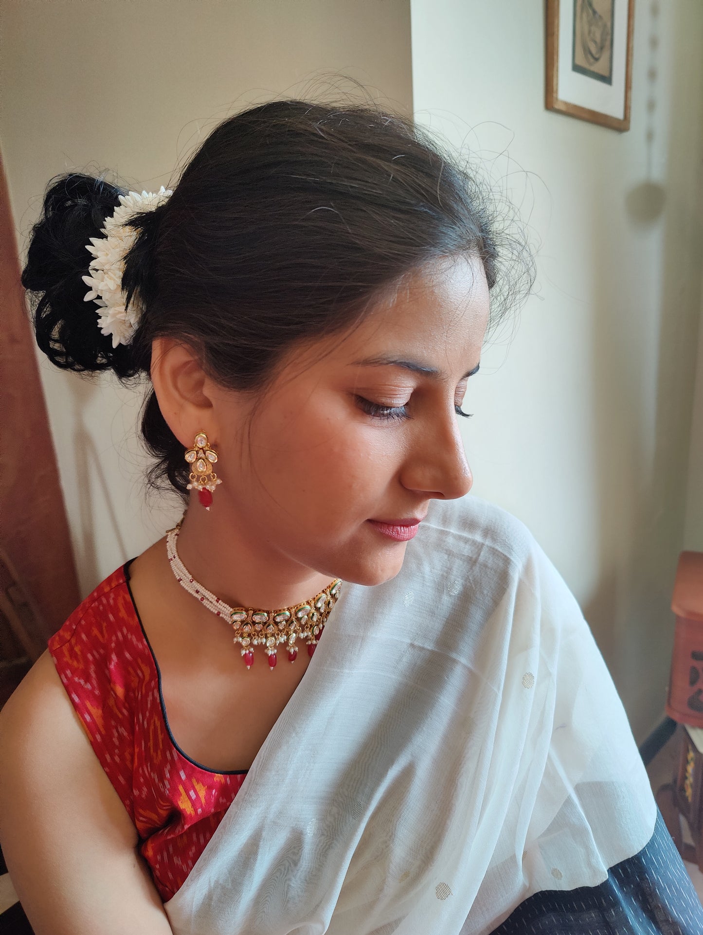 Devya set with engraved gold and kundan pieces on poth pearl strings