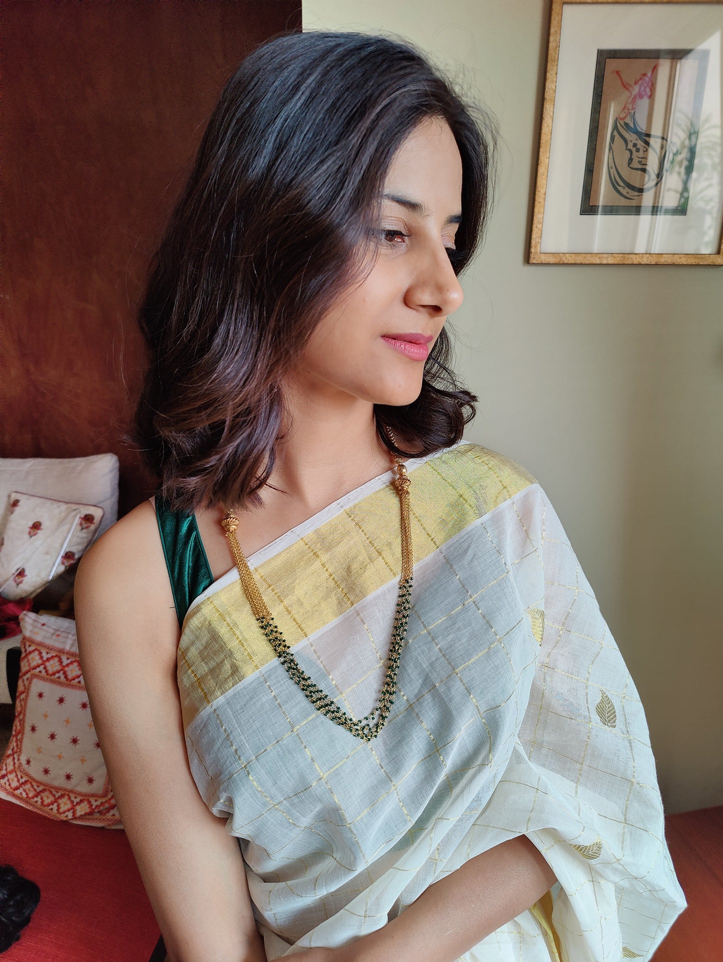 Changuna necklace with emerald green stones and golden beads