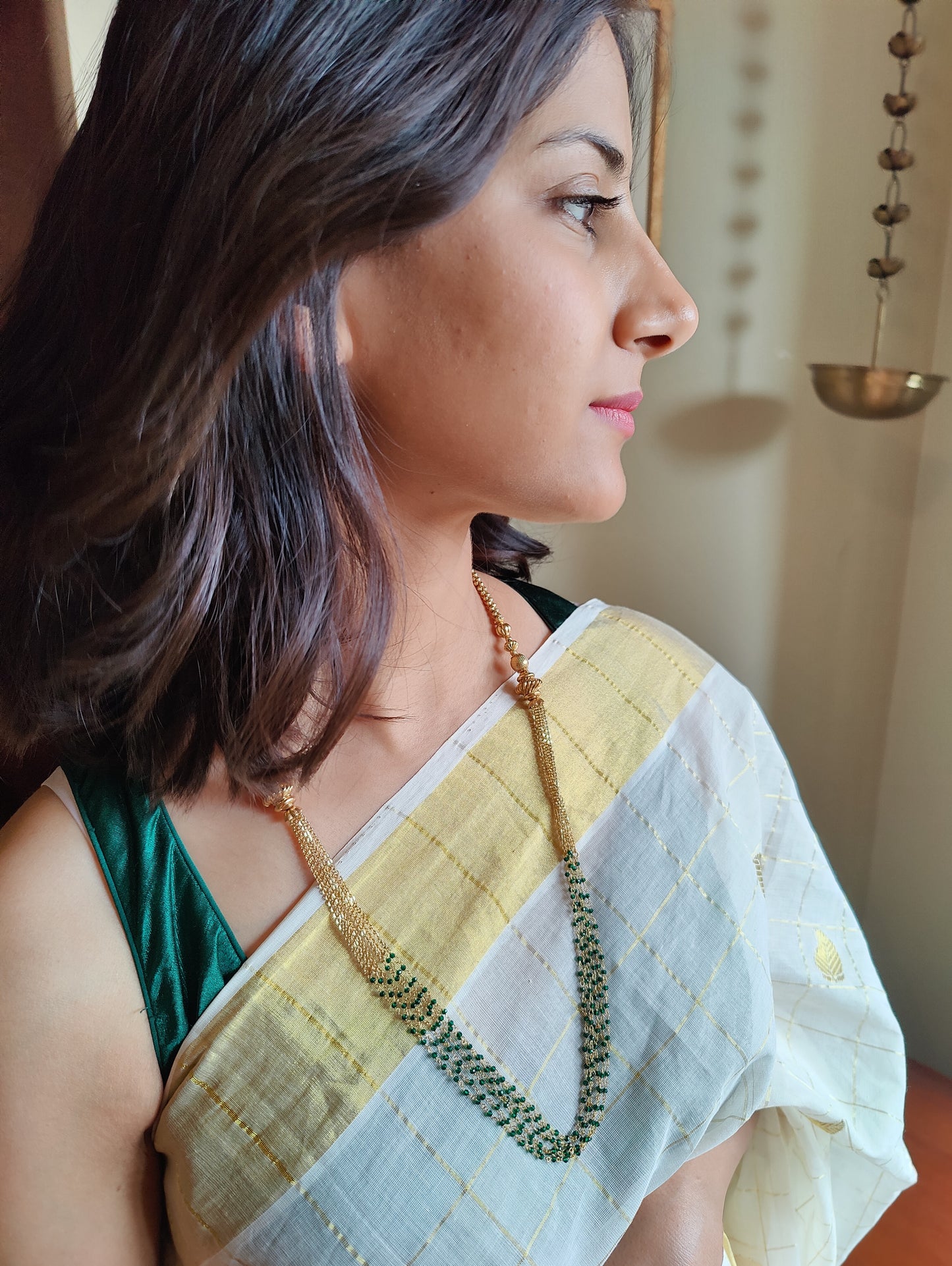 Changuna necklace with emerald green stones and golden beads