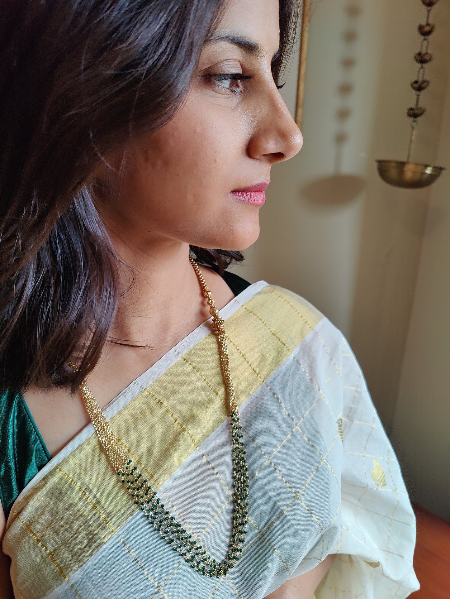 Changuna necklace with emerald green stones and golden beads