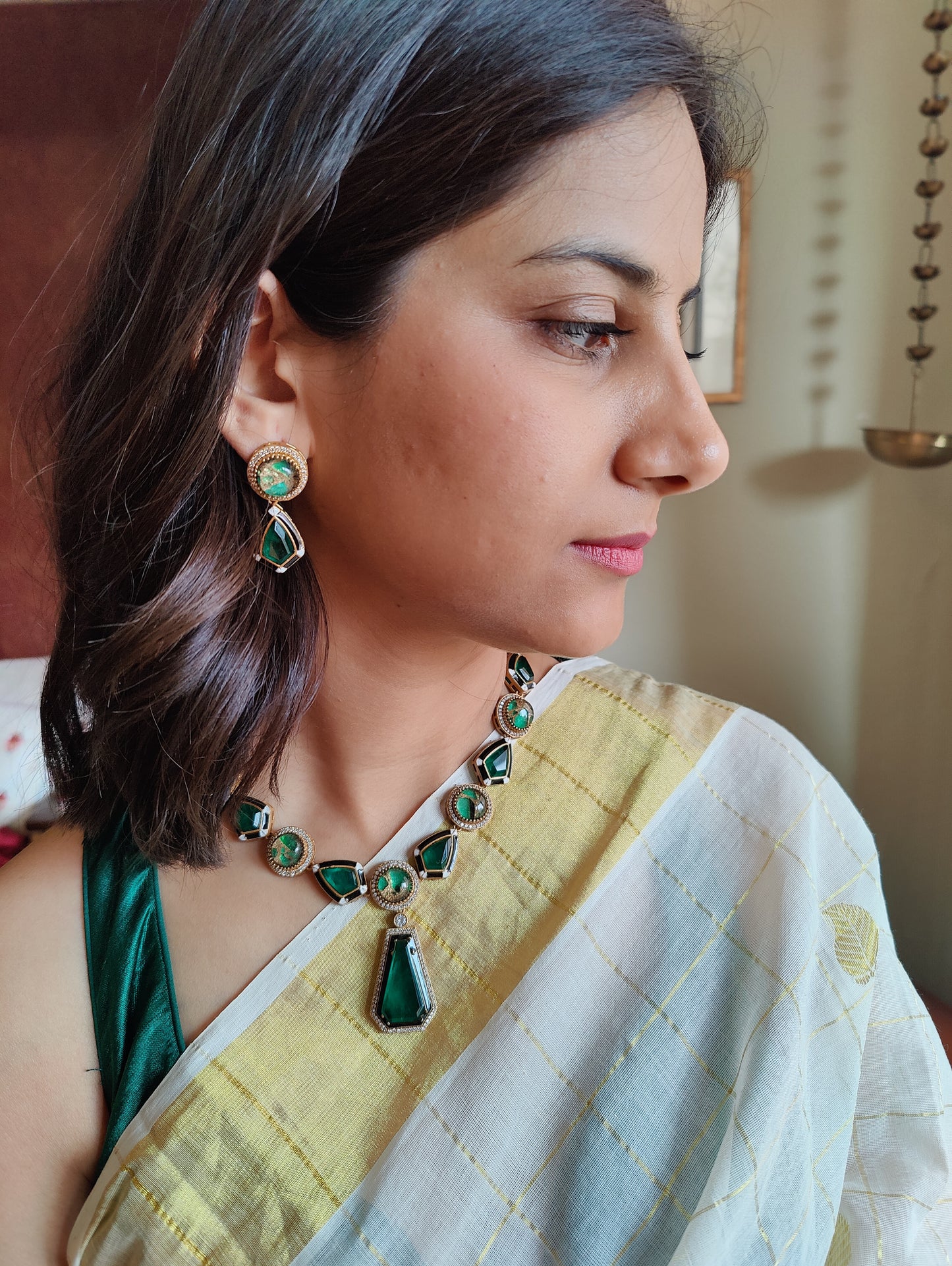 Hiya set with geometric design stones