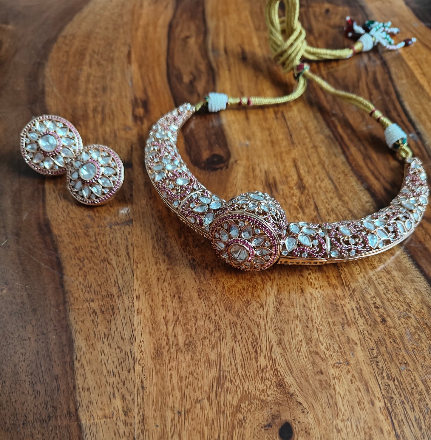 Gandhari hasli set with moissanite flowers
