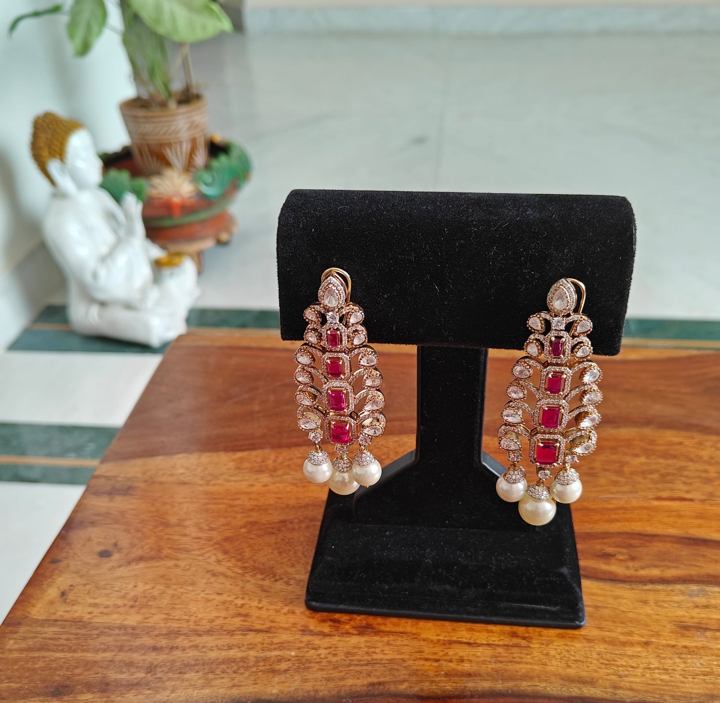 Long earrings with ruby and pearls