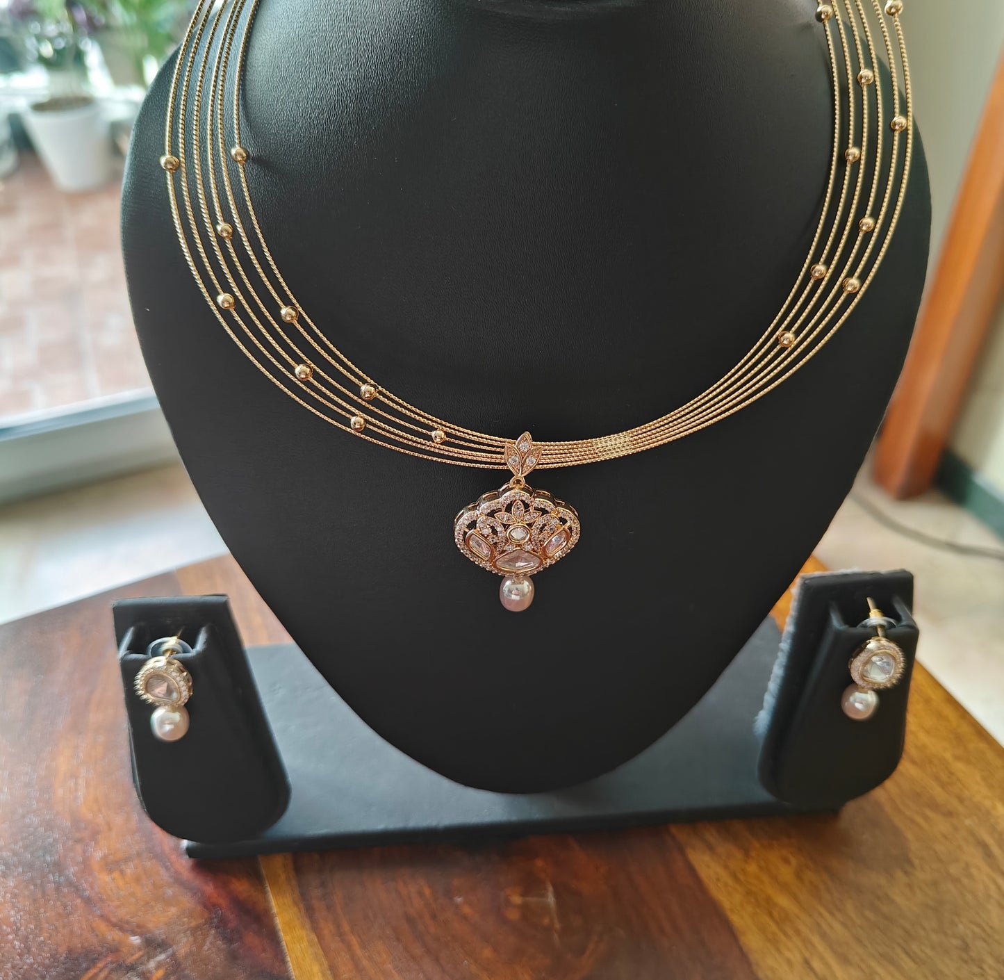 Ipsita set with wires and kundan pendent