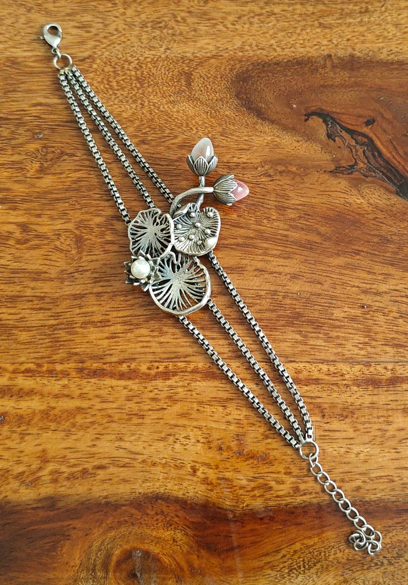 Bracelet with Lilly leaves and stone