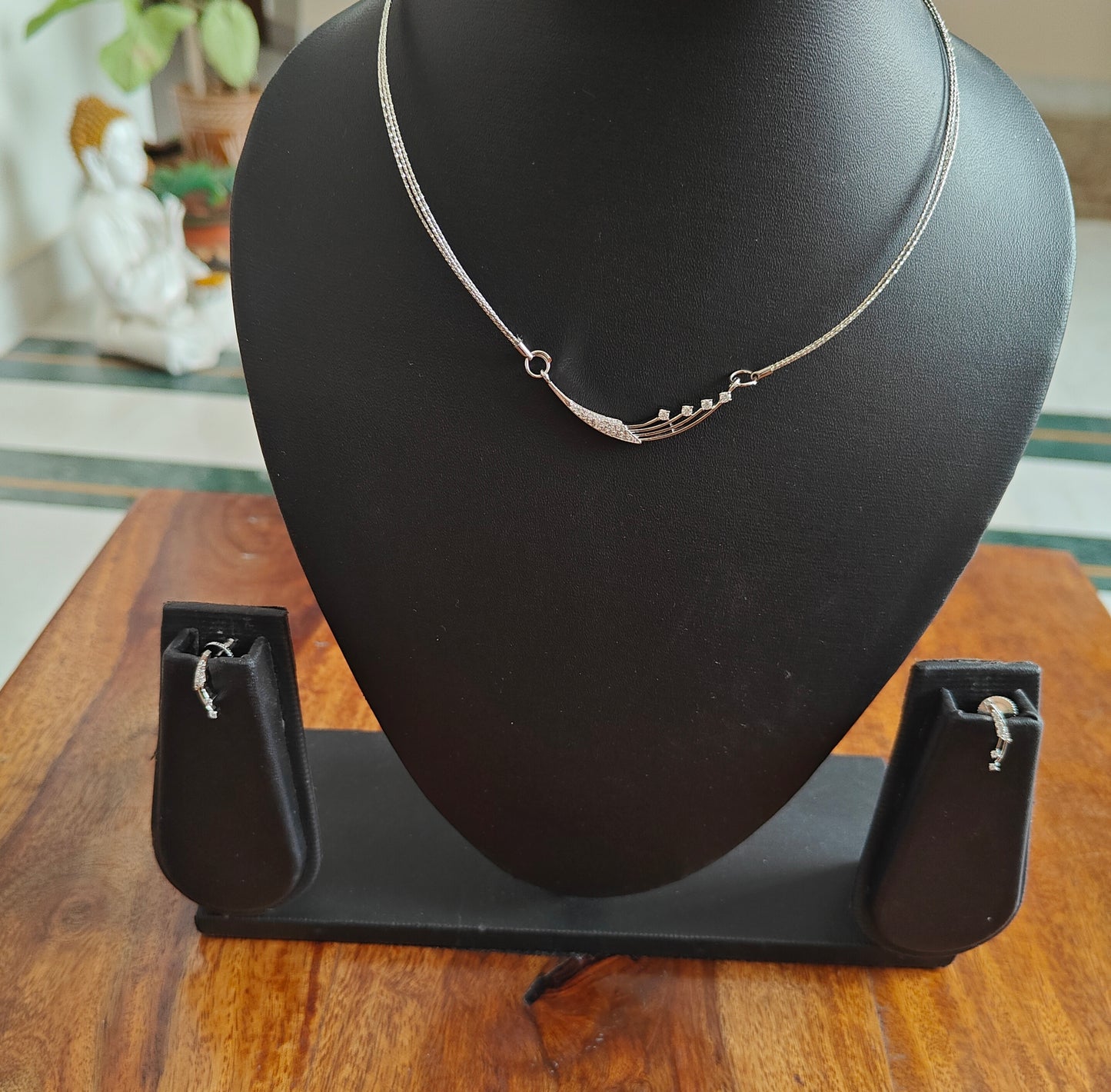 Vani set with three stiff chains and Cz pendant