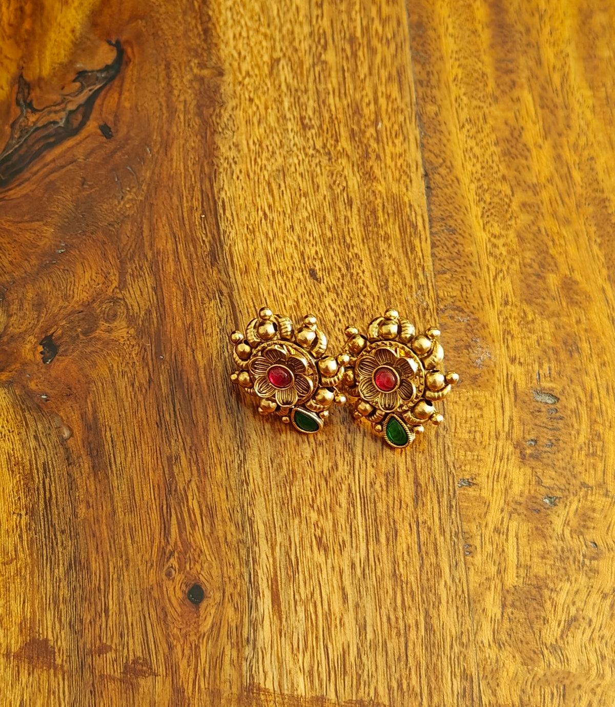 Tapsi set with thick gold chain and engraving