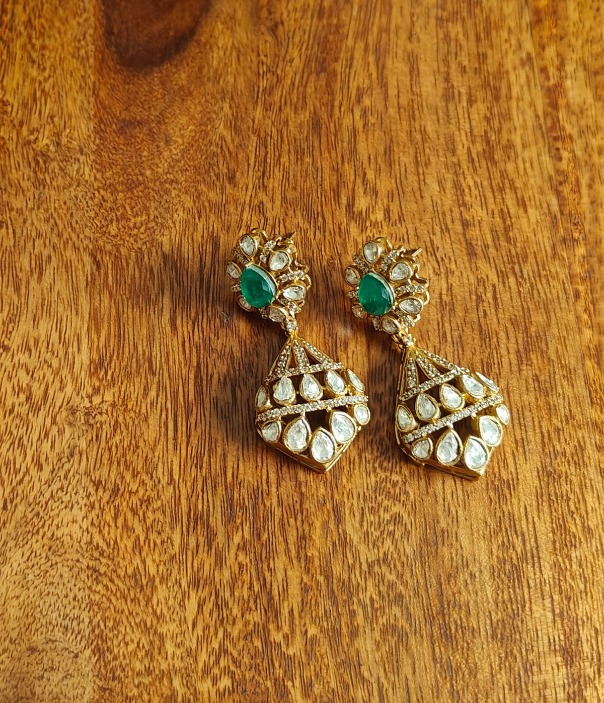 Tapi set with moissanite and emerald stone