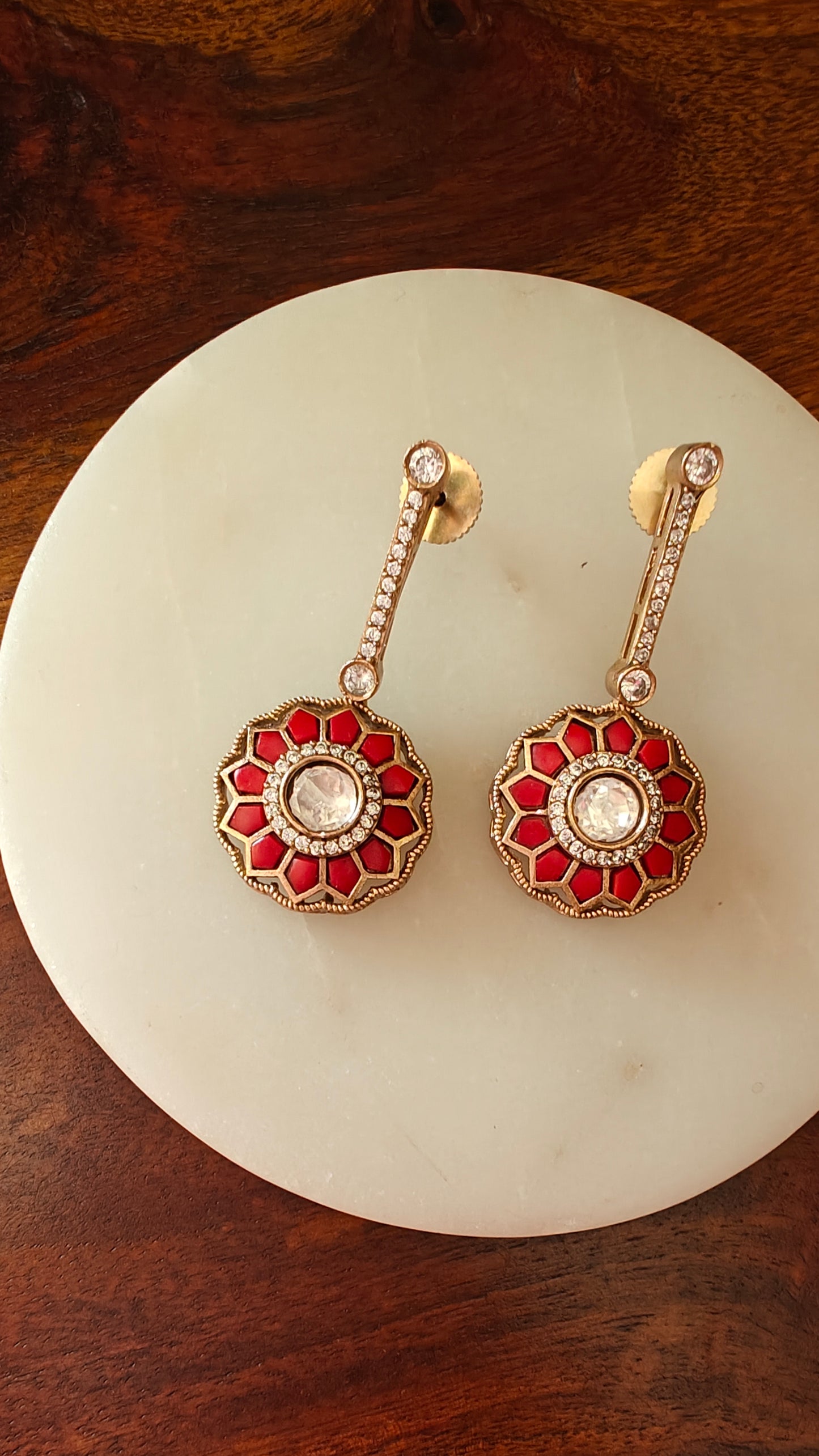 Pendulum earrings with stone inlay