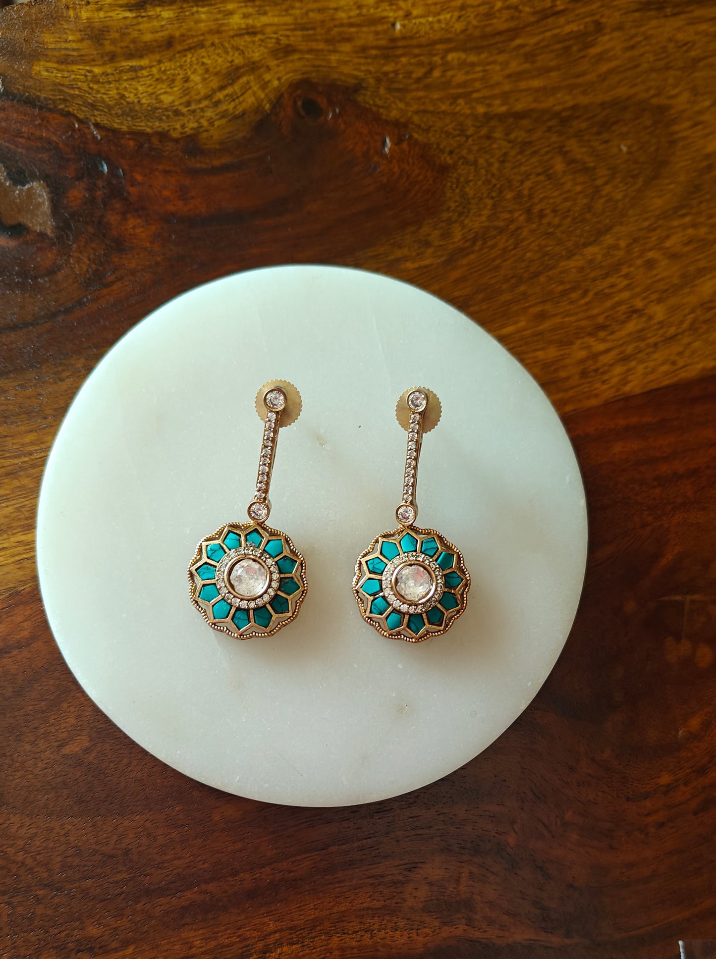 Pendulum earrings with stone inlay