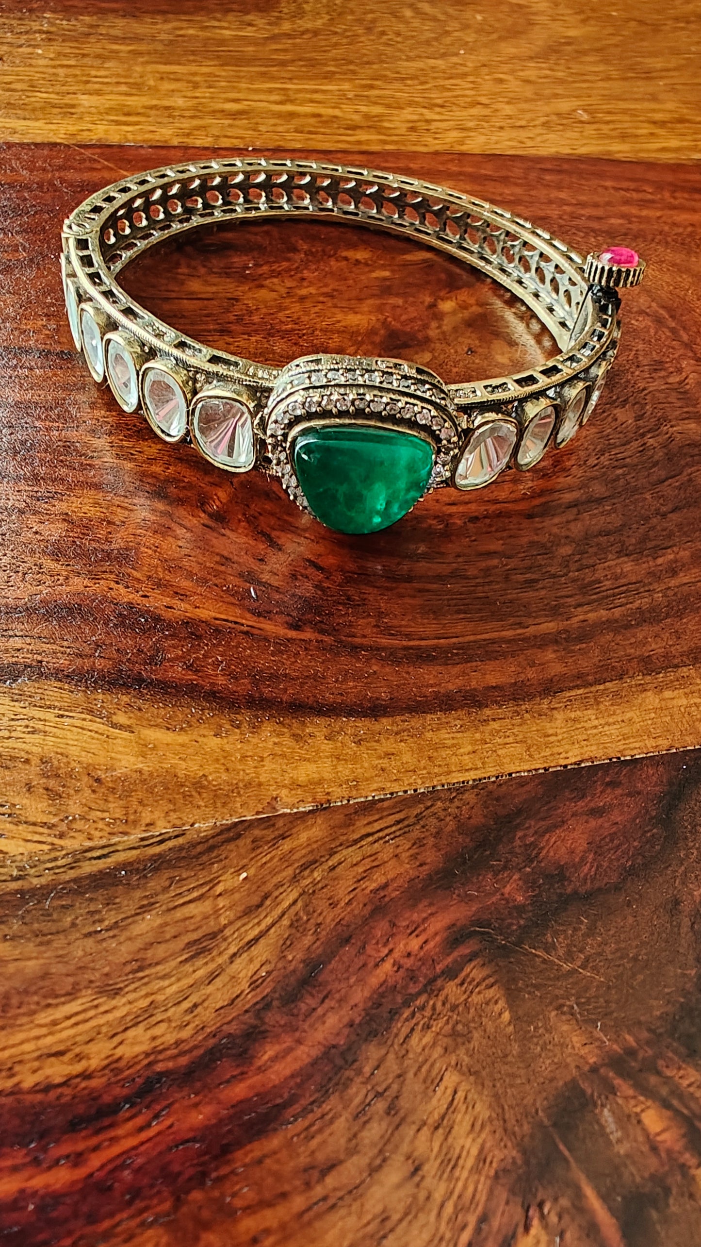 Bangle (kara) with a emerald green stone and kundan