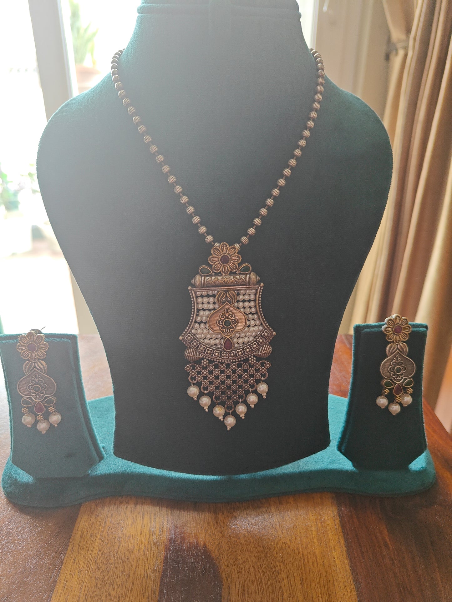 Dual tone set with pearl work