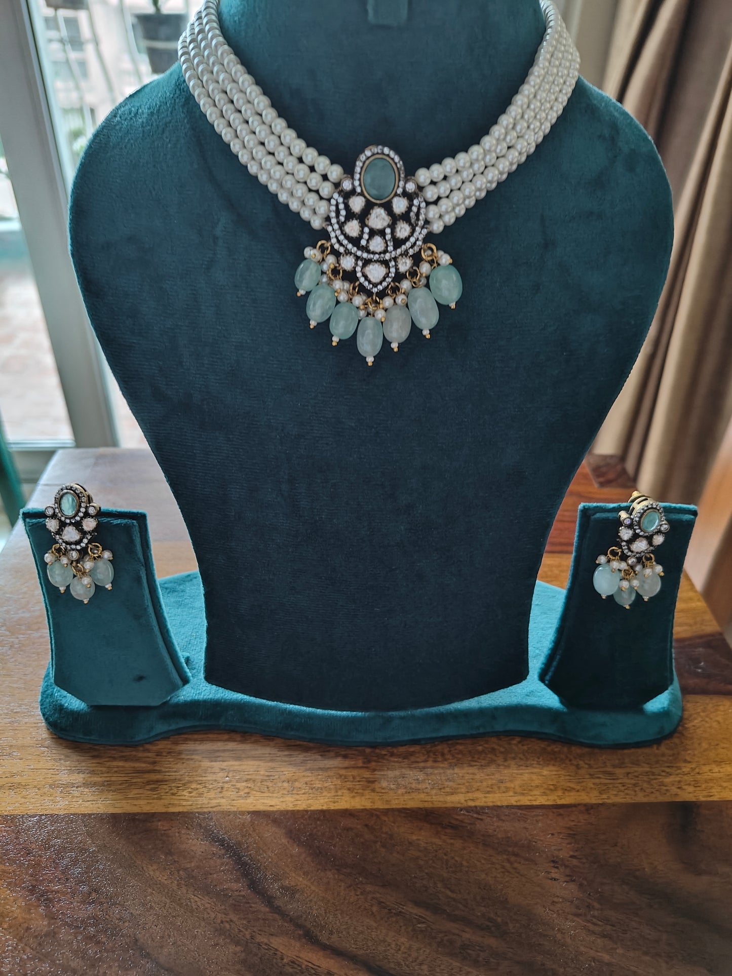 Hiral choker set on pearl strands