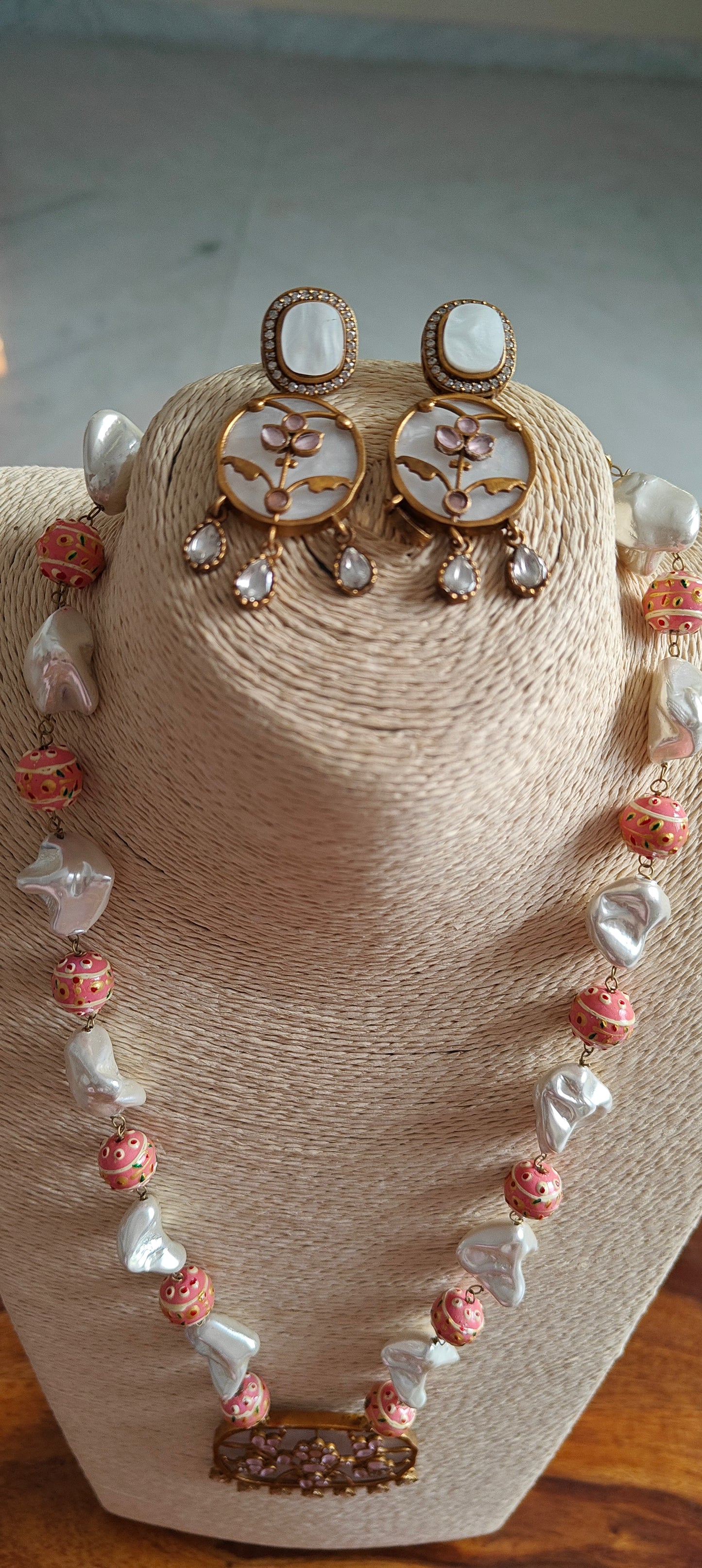 Avanti set with mother of pearl pendant and baroque pearls
