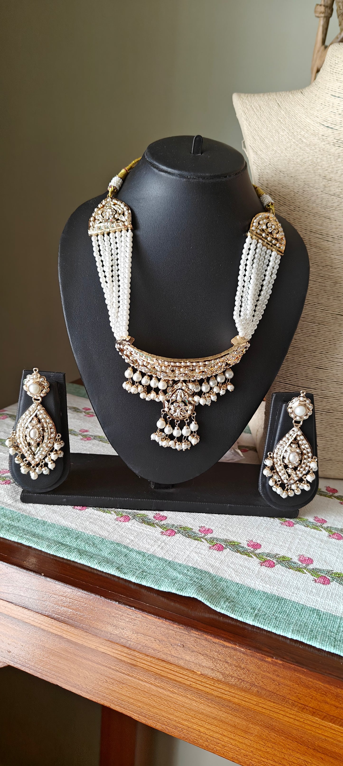 Ishana jadau choker set