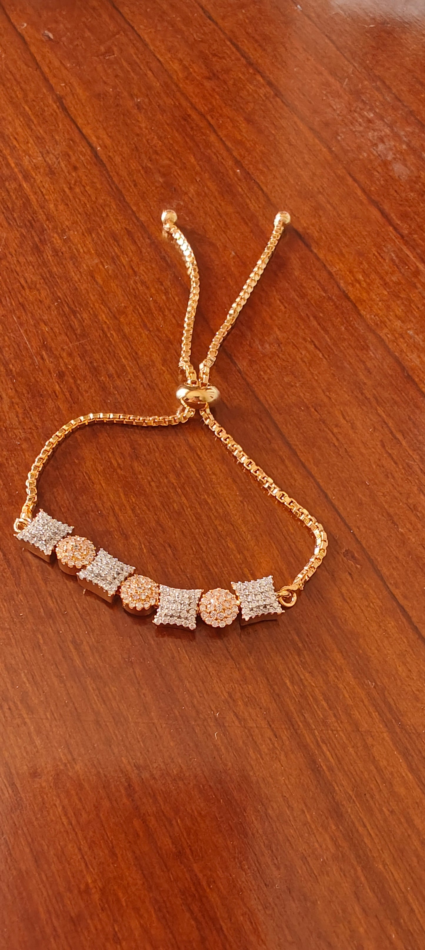 Bracelet with Cz in square and round pieces