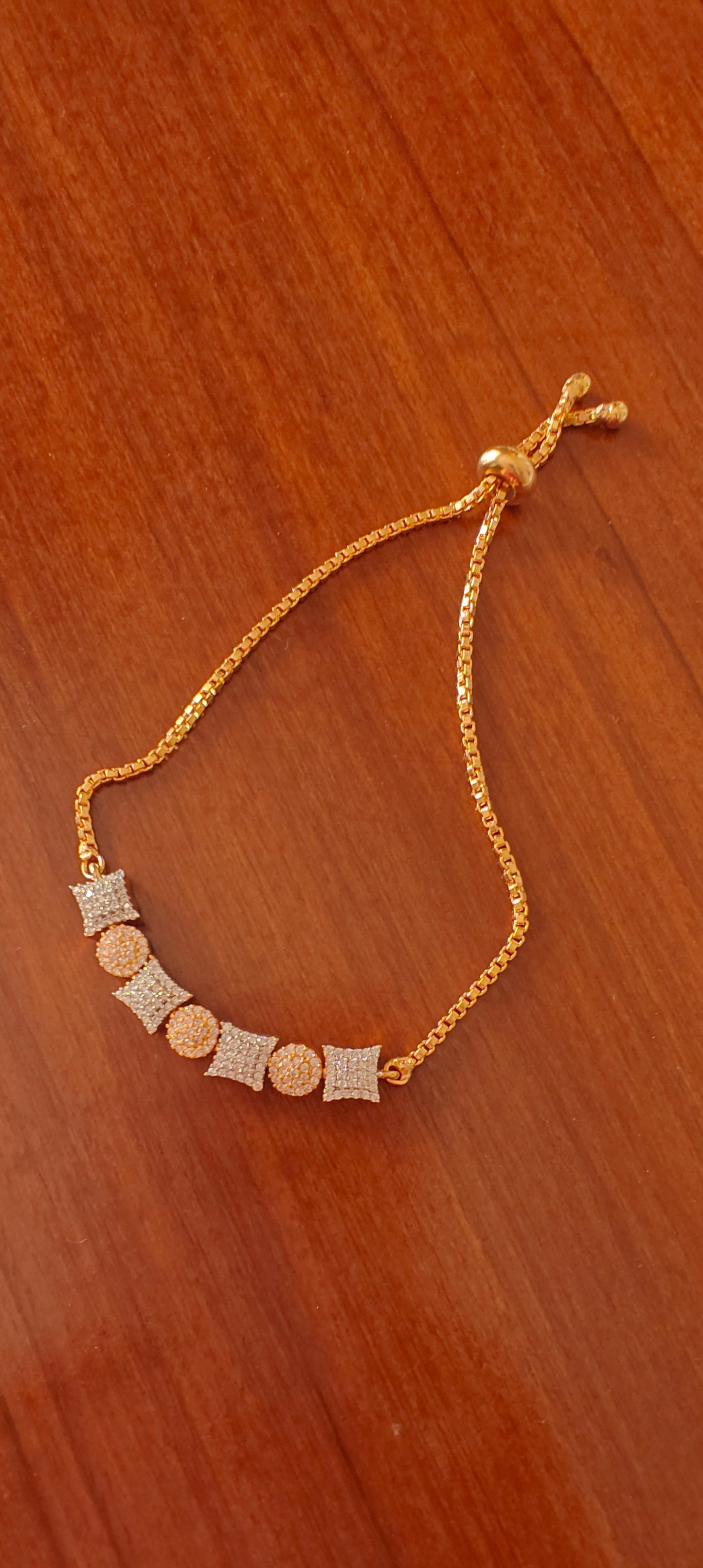 Bracelet with Cz in square and round pieces