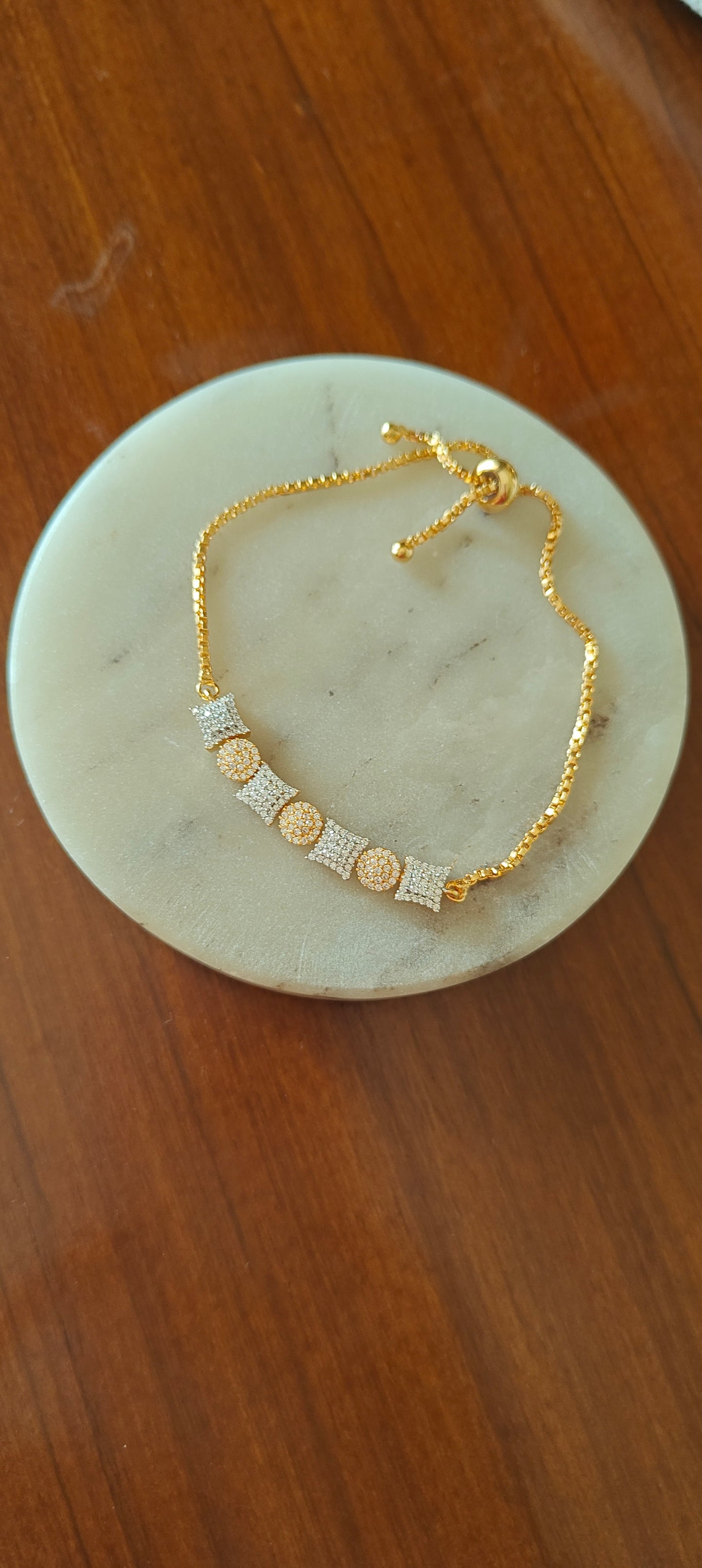 Bracelet with Cz in square and round pieces