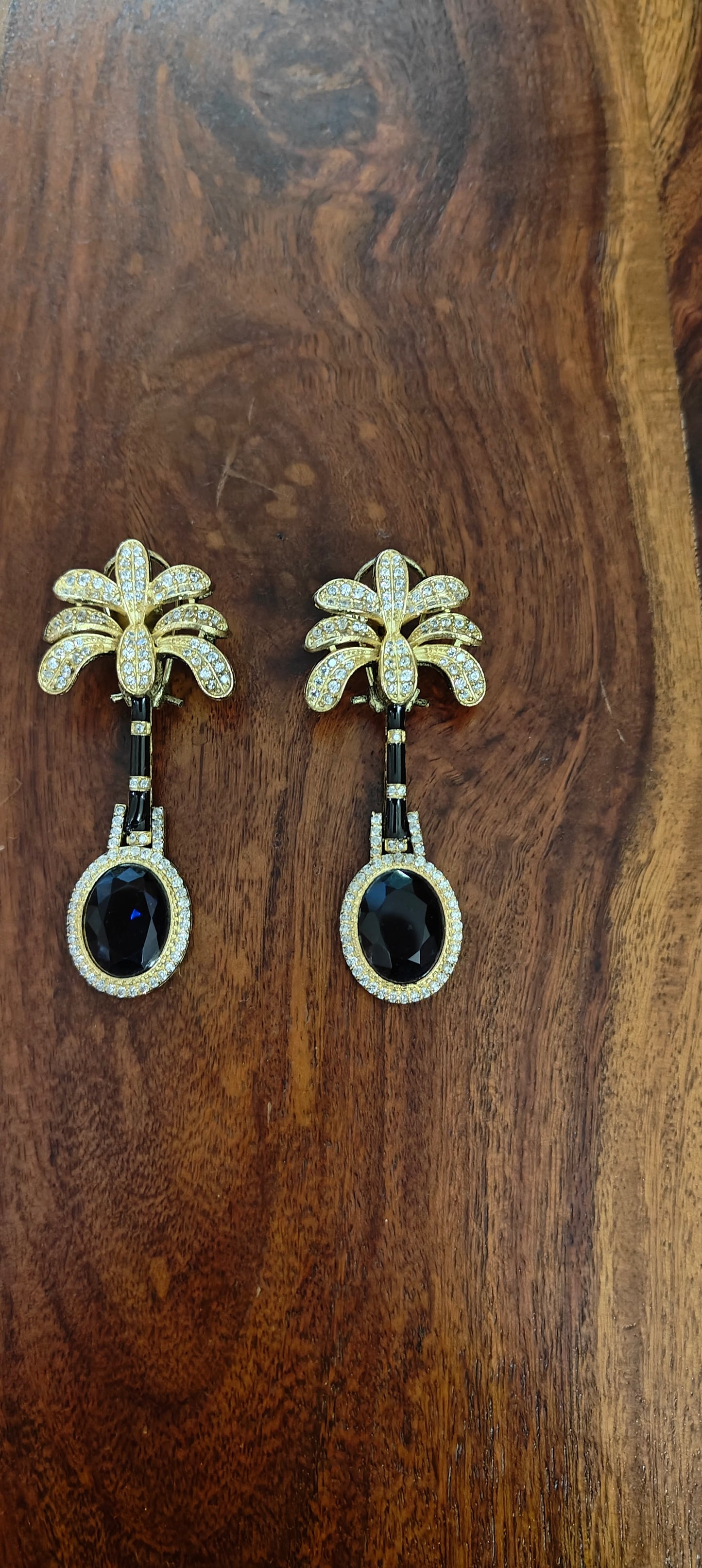 Mrinal set with emerald blue stone and lion head