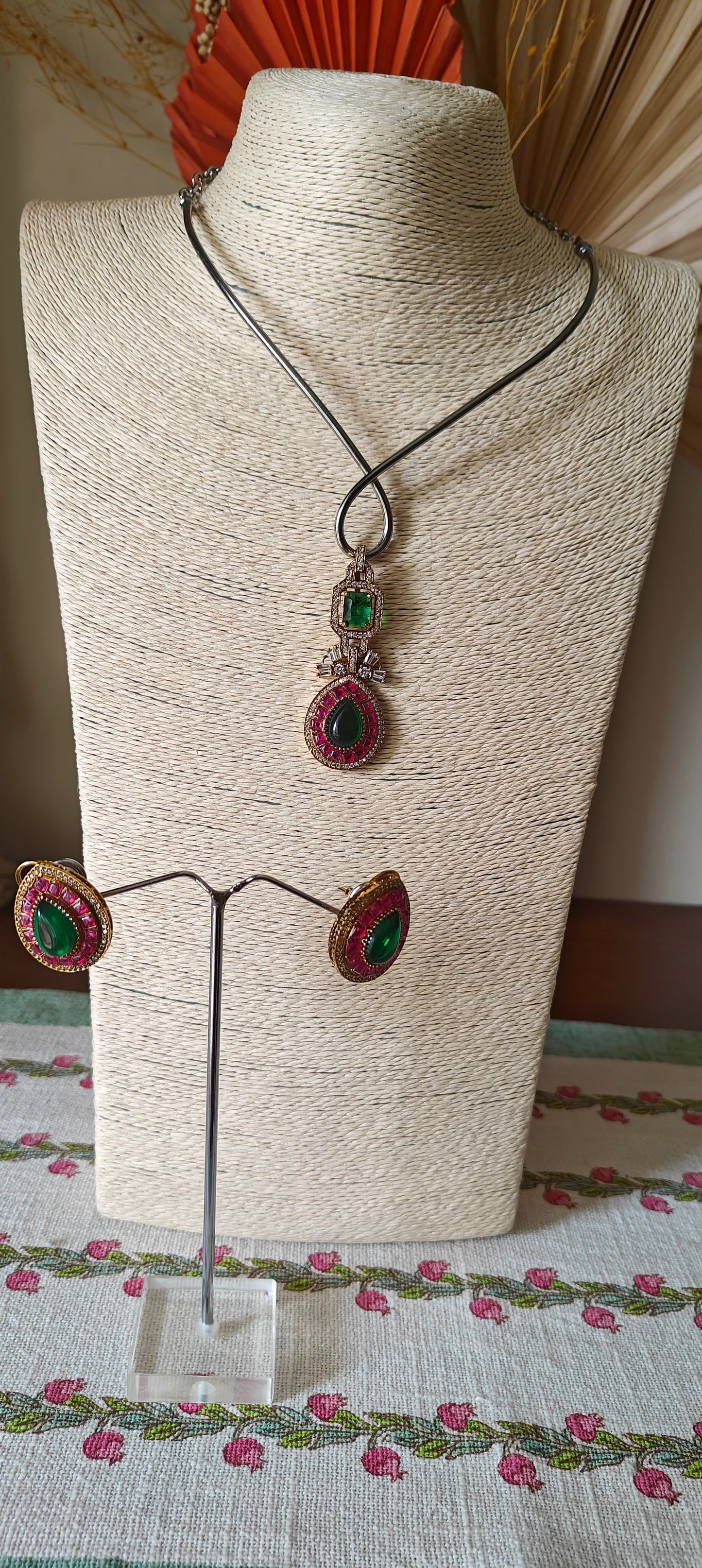 Chellam set with twisted hastli and stone pendent below