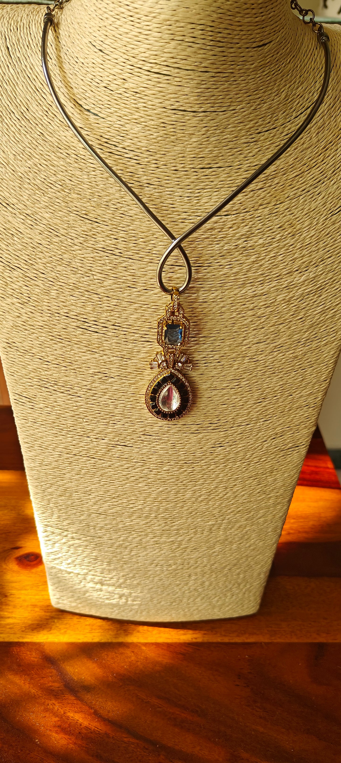 Chellam set with twisted hastli and stone pendent below