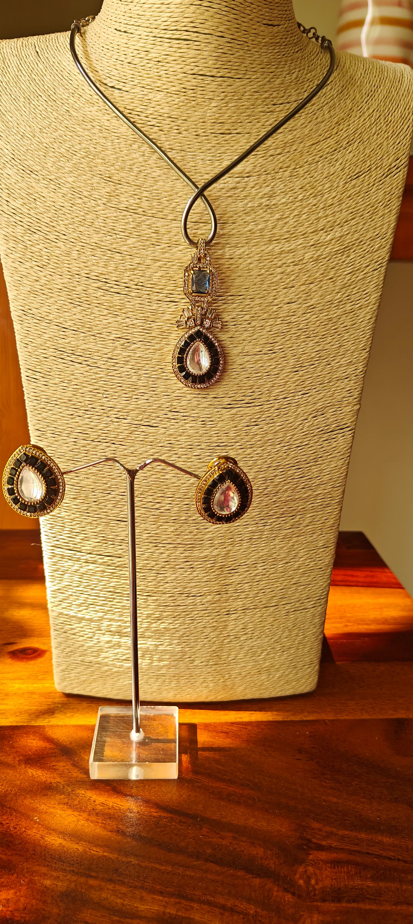 Chellam set with twisted hastli and stone pendent below