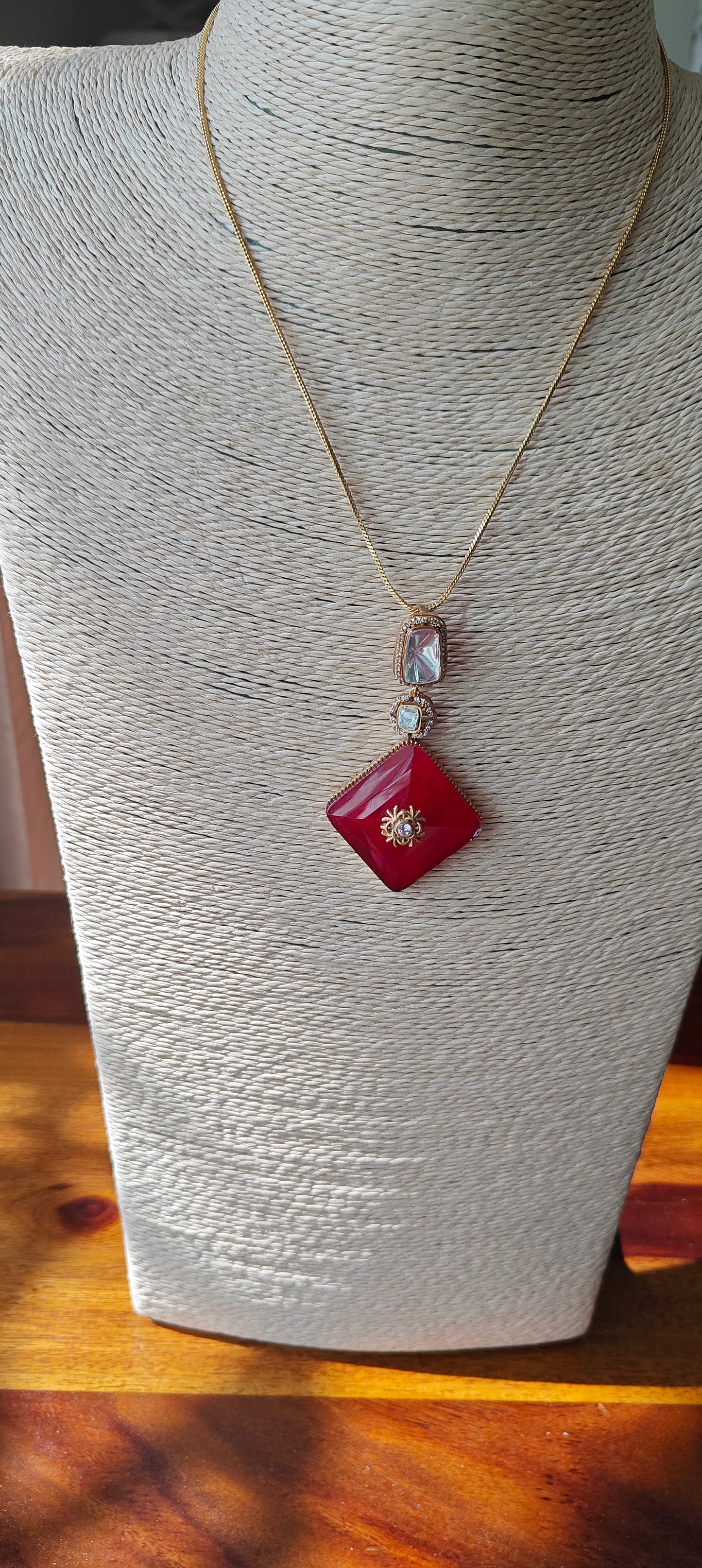 Dayiti stone pendant set