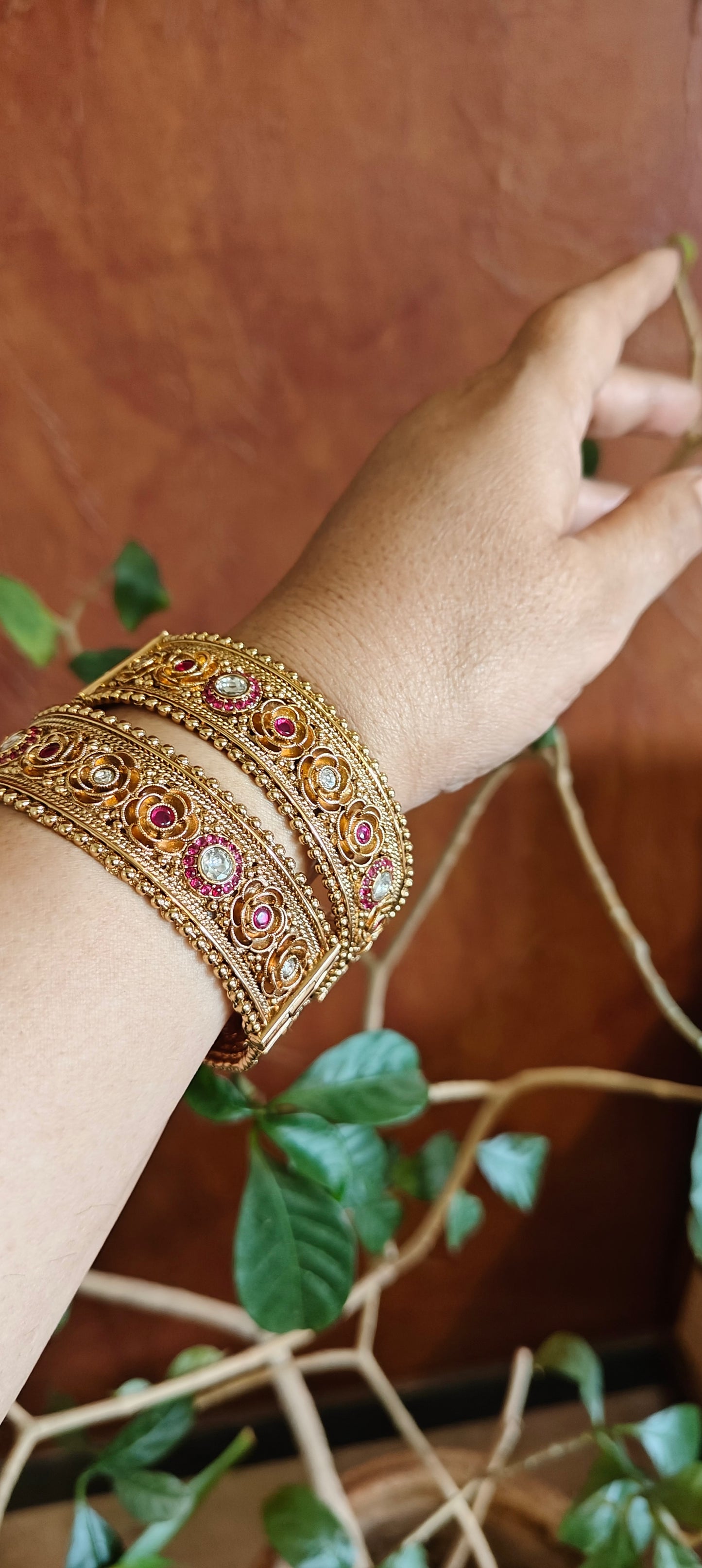 Golden karas with flowers carving with kundan(2pc)