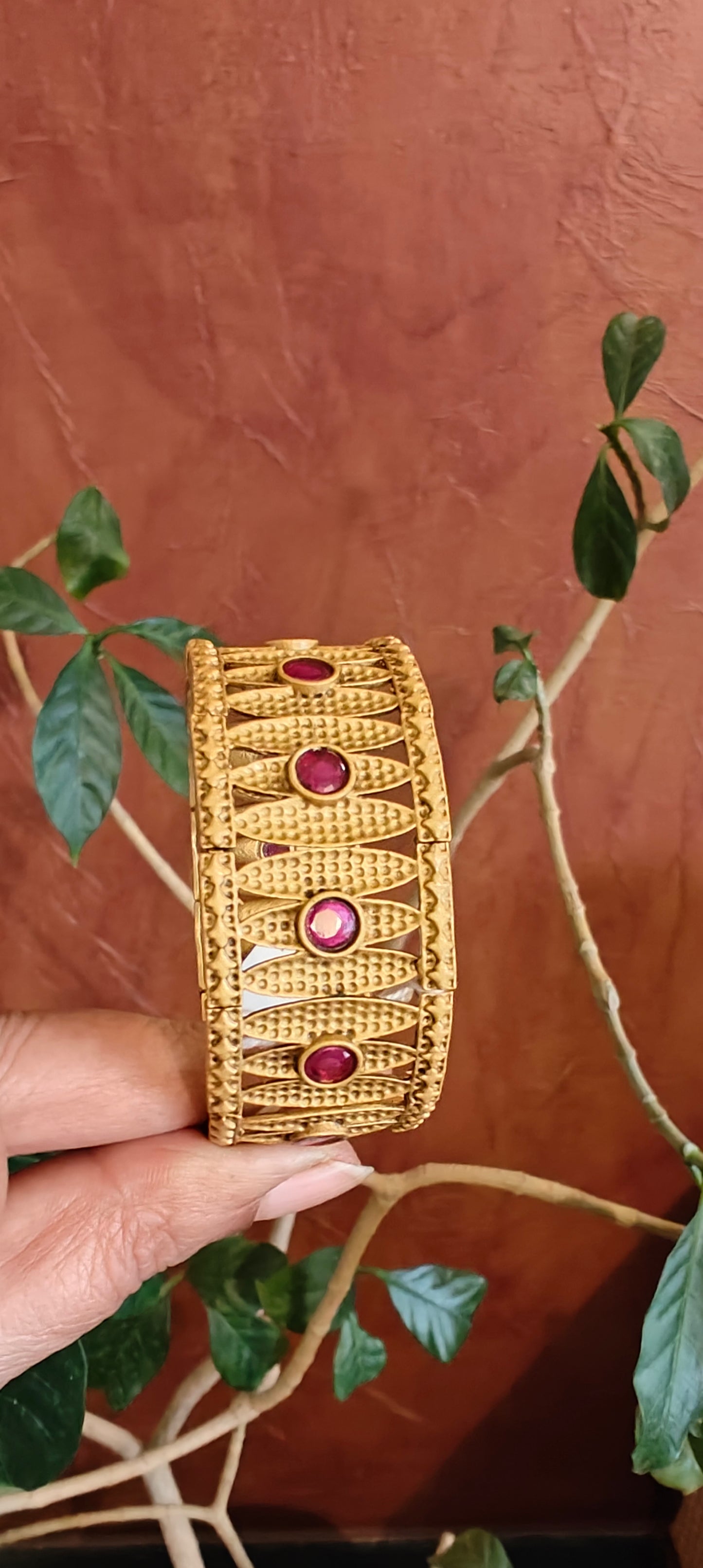 Golden kara in snap shut design(1 pc)