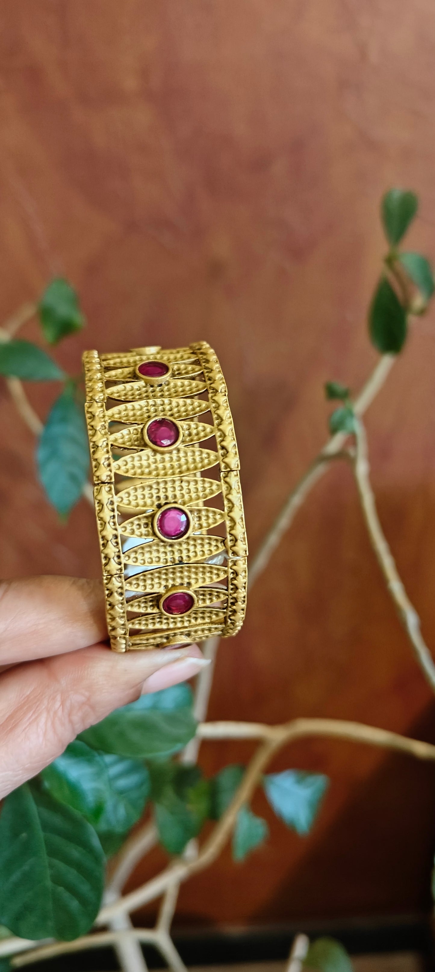 Golden kara in snap shut design(1 pc)